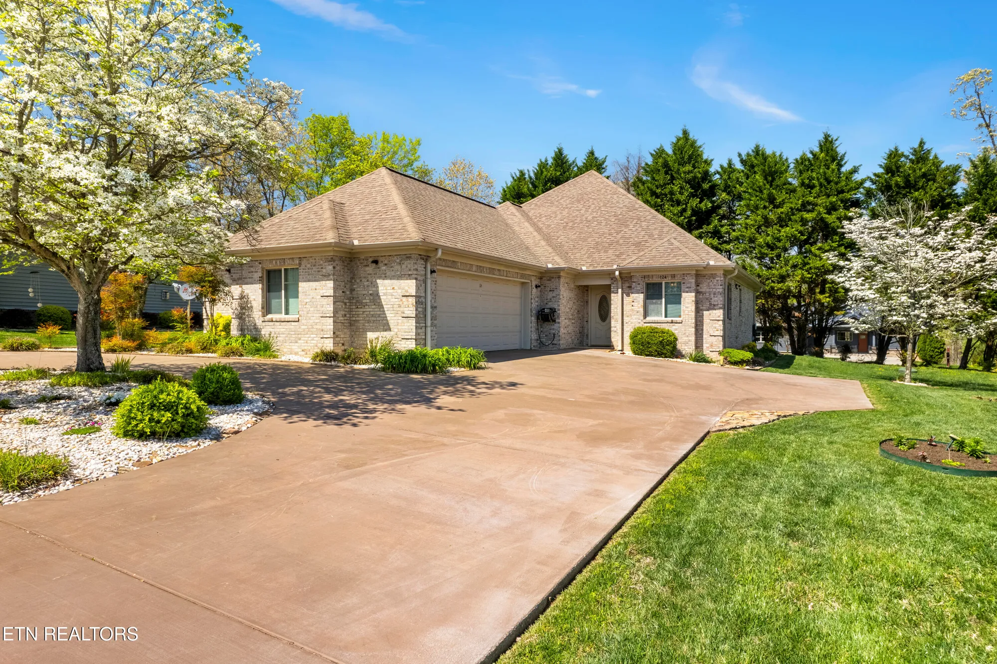 Property Slideshow image 1 of 37 | 124 pocola way, Loudon, TN, 37774