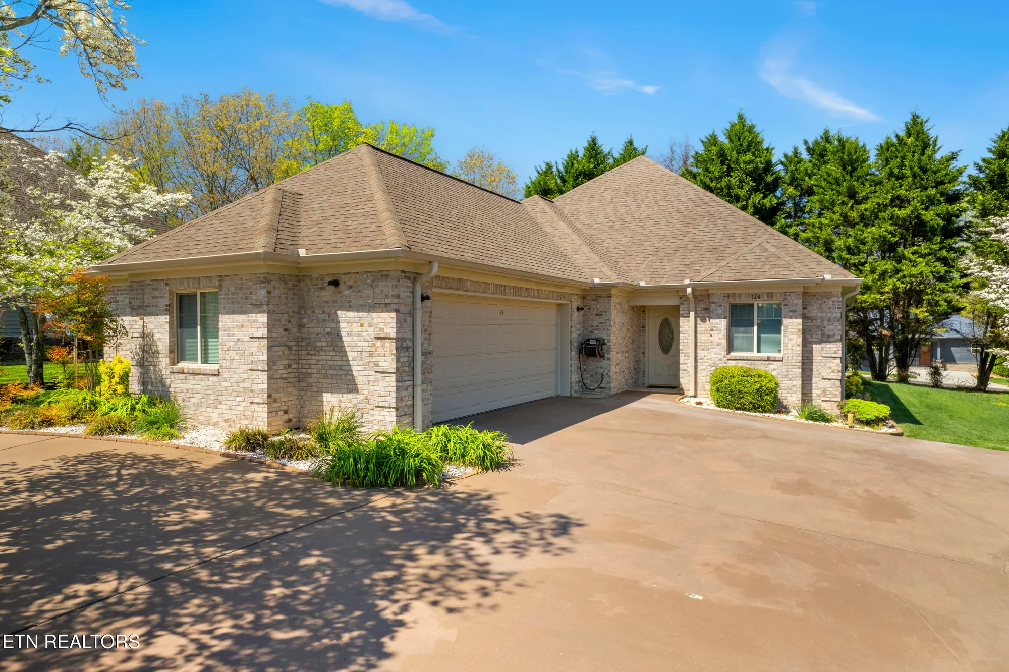Property Slideshow image 2 of 37 | 124 pocola way, Loudon, TN, 37774