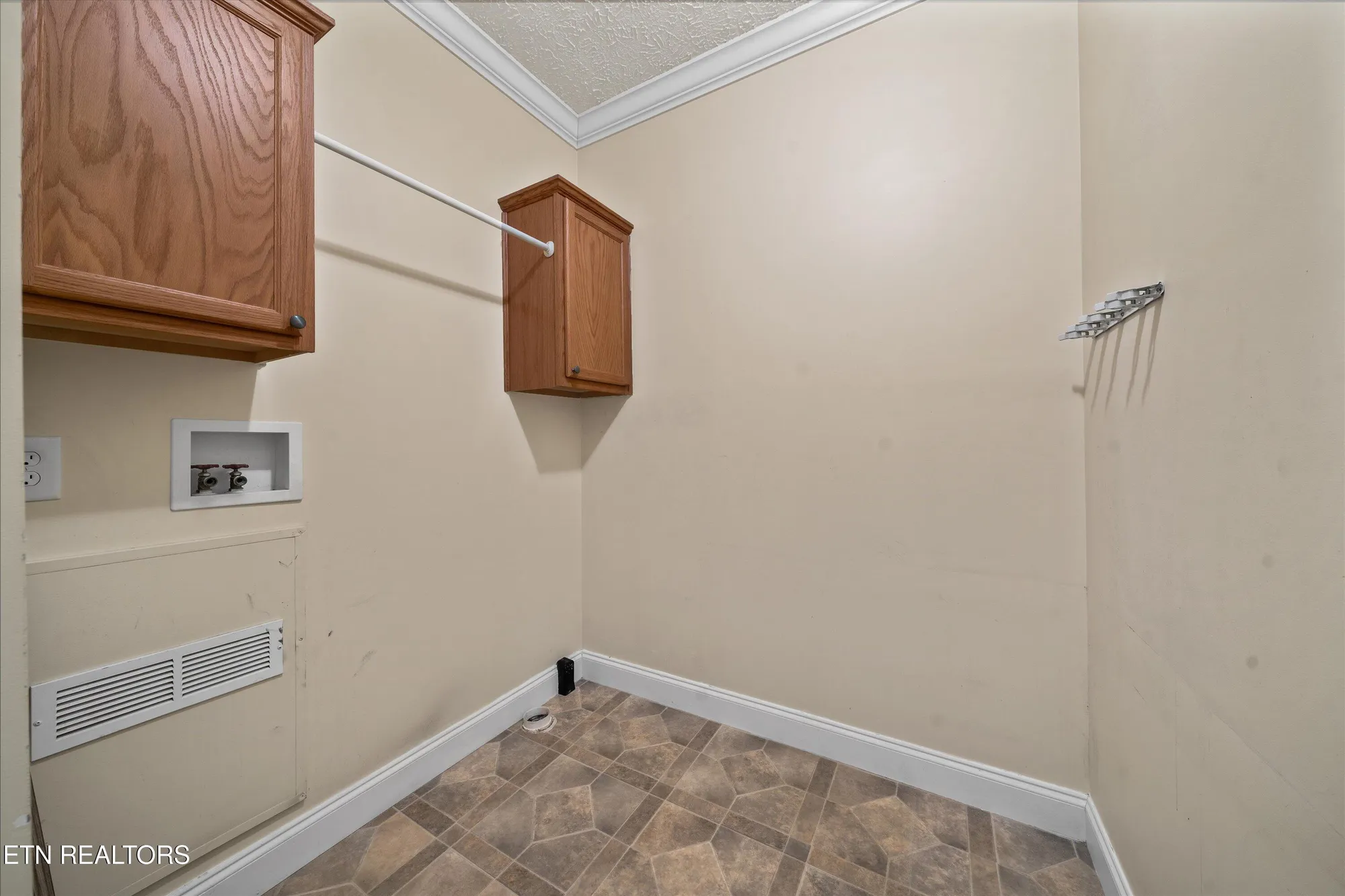 Property Slideshow image 21 of 48 | 102 chaloni ln, Loudon, TN, 37774