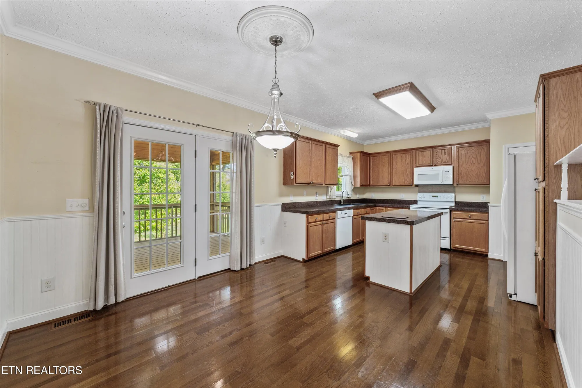 Property Slideshow image 10 of 48 | 102 chaloni ln, Loudon, TN, 37774