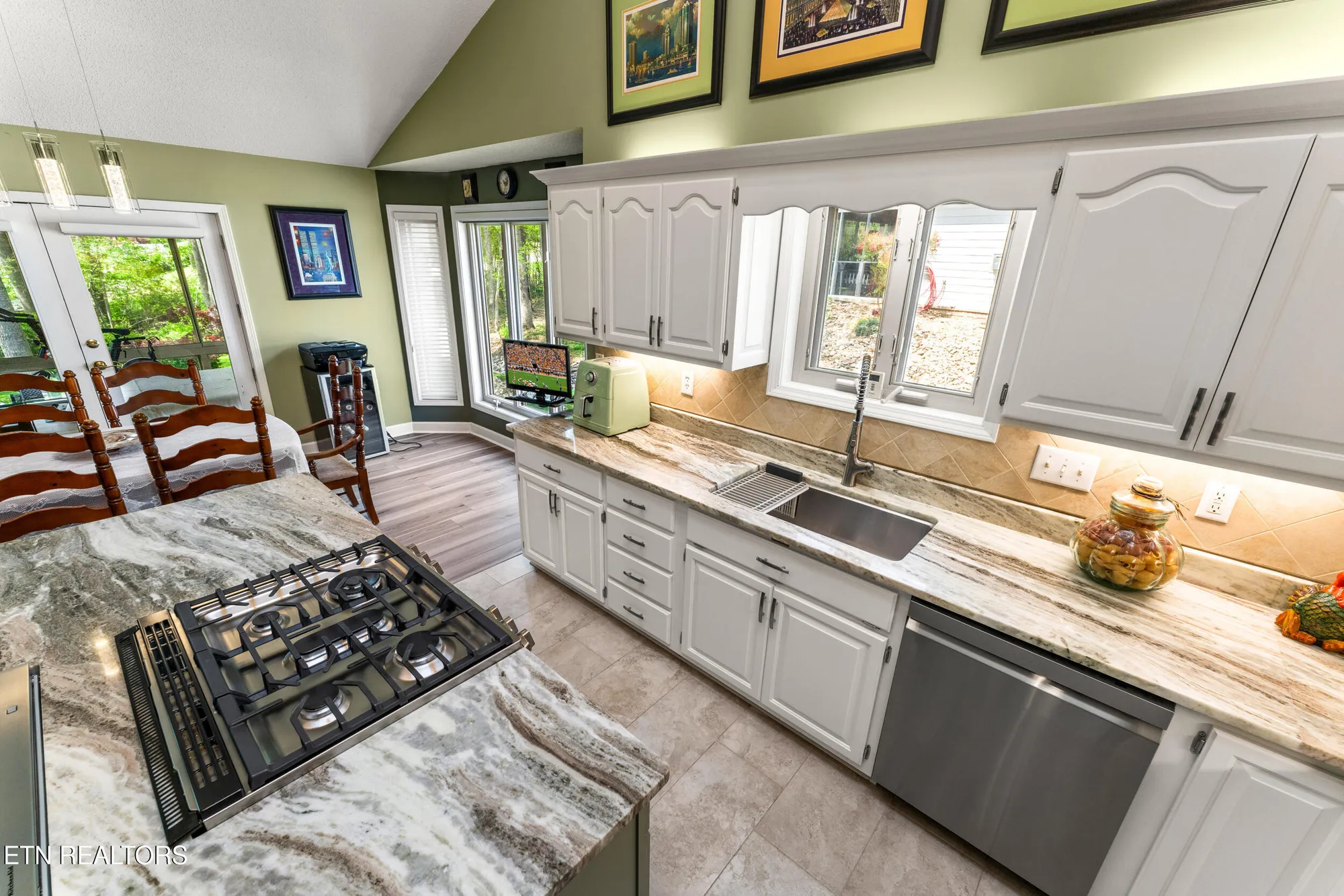 Property Slideshow image 14 of 59 | 106 tecumseh ln, Loudon, TN, 37774