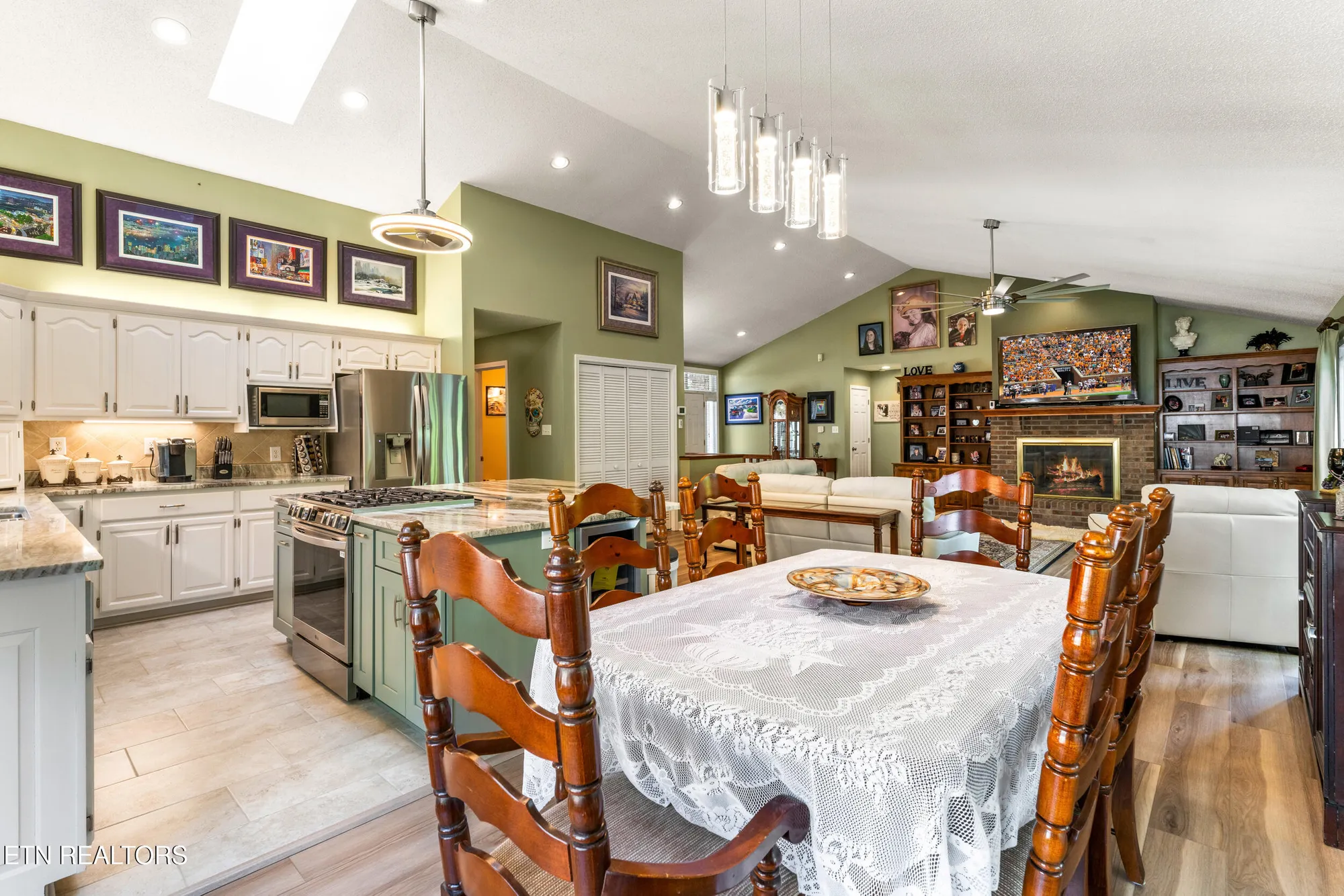 Property Slideshow image 16 of 59 | 106 tecumseh ln, Loudon, TN, 37774