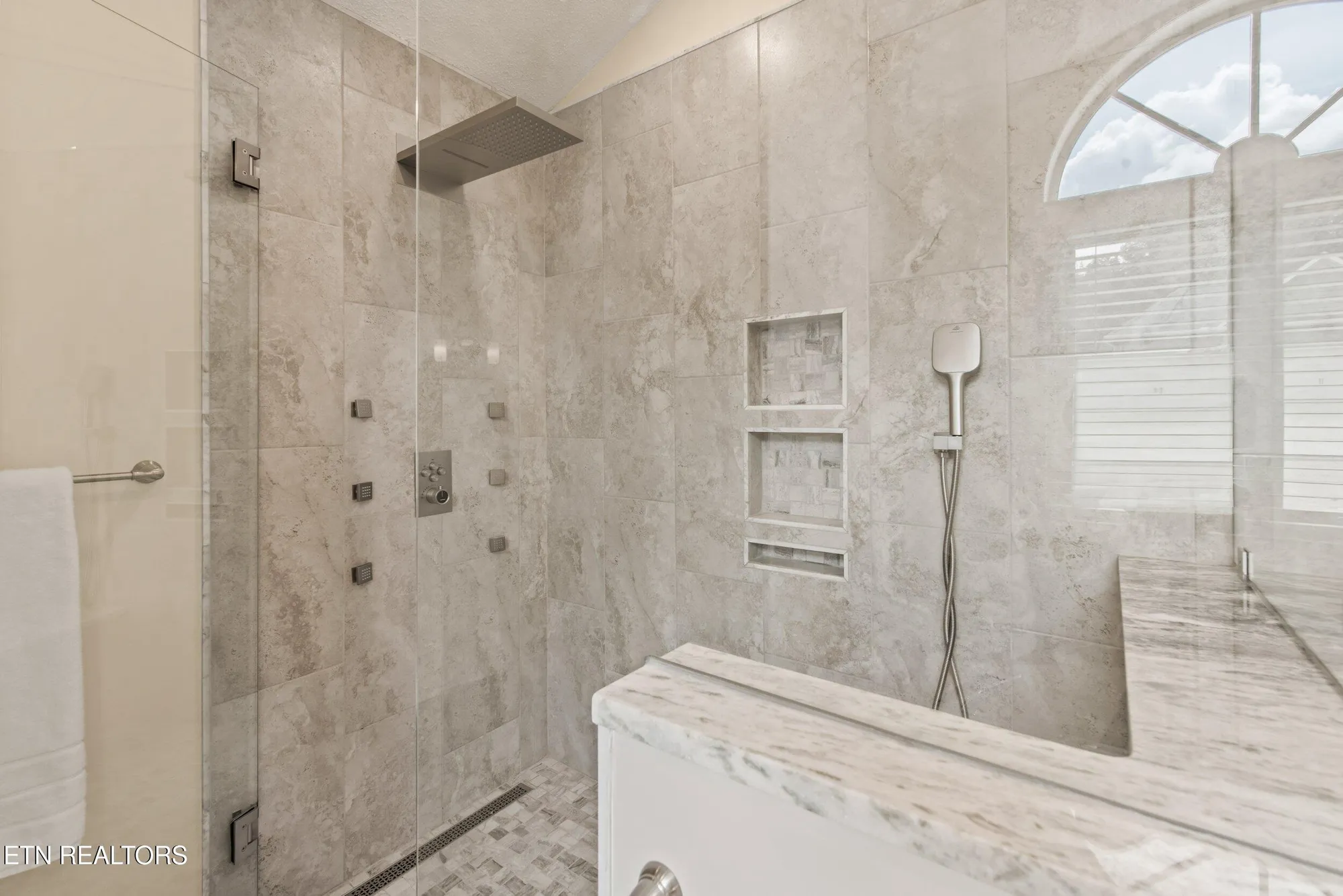 Property Slideshow image 32 of 59 | 106 tecumseh ln, Loudon, TN, 37774