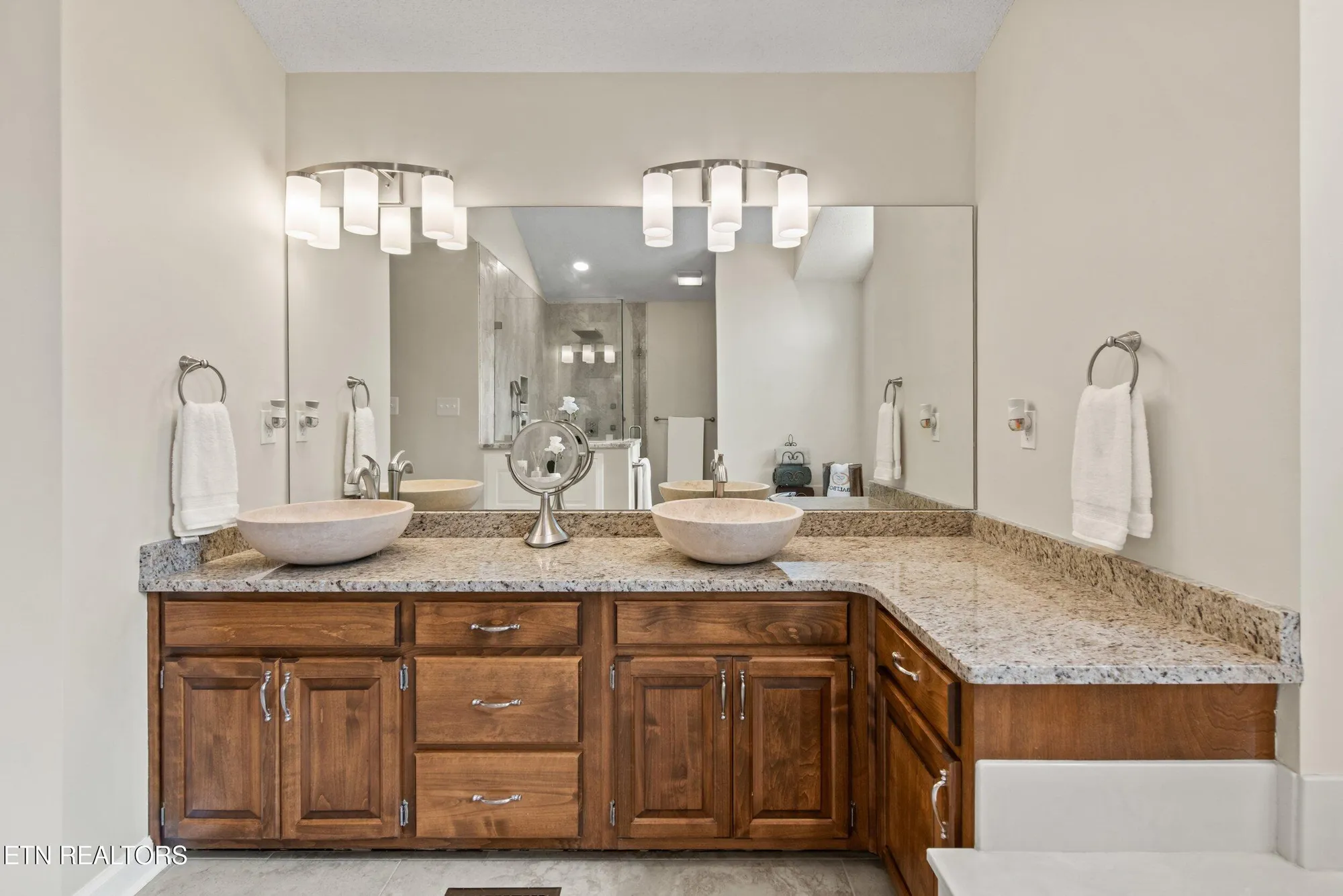 Property Slideshow image 33 of 59 | 106 tecumseh ln, Loudon, TN, 37774