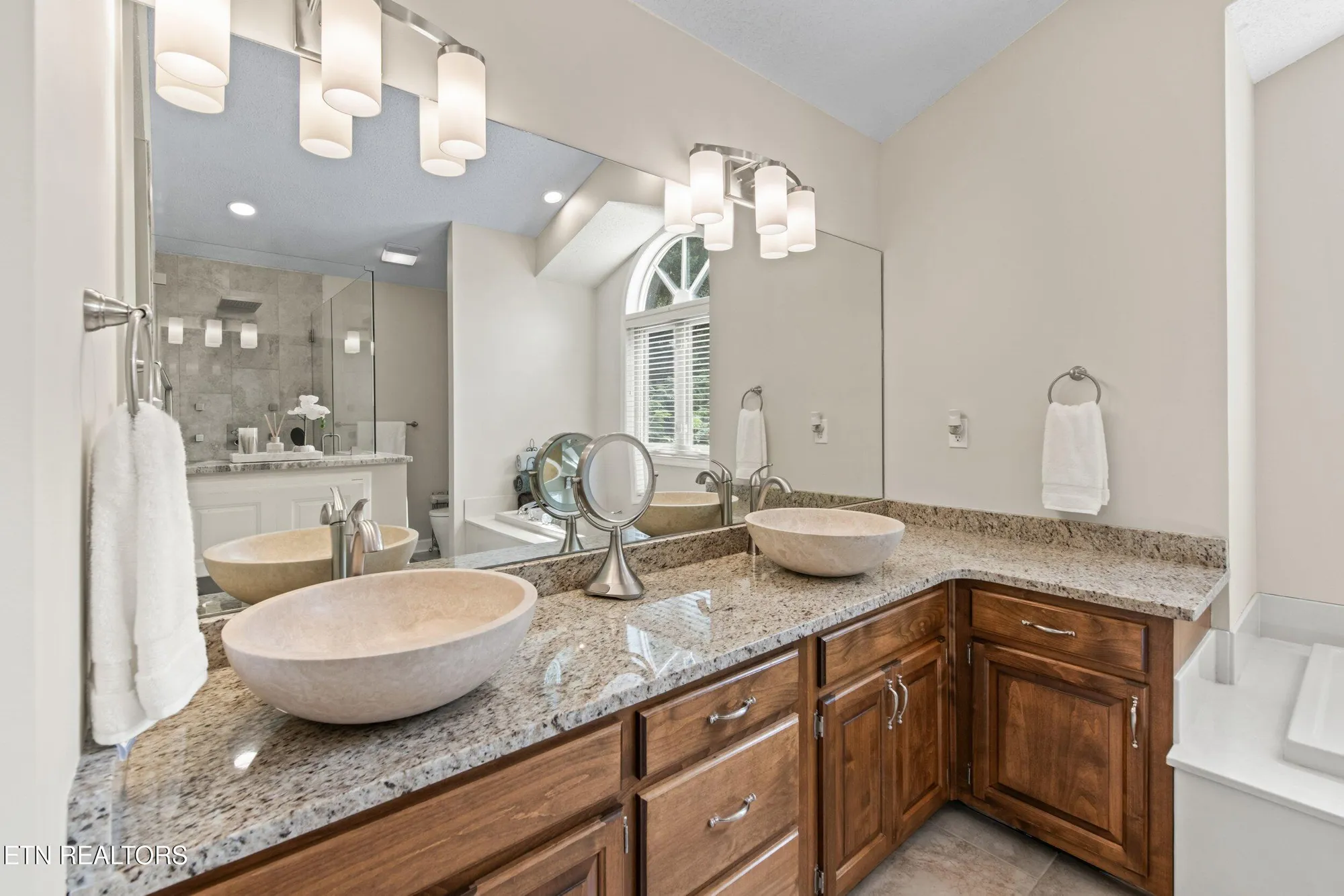 Property Slideshow image 34 of 59 | 106 tecumseh ln, Loudon, TN, 37774