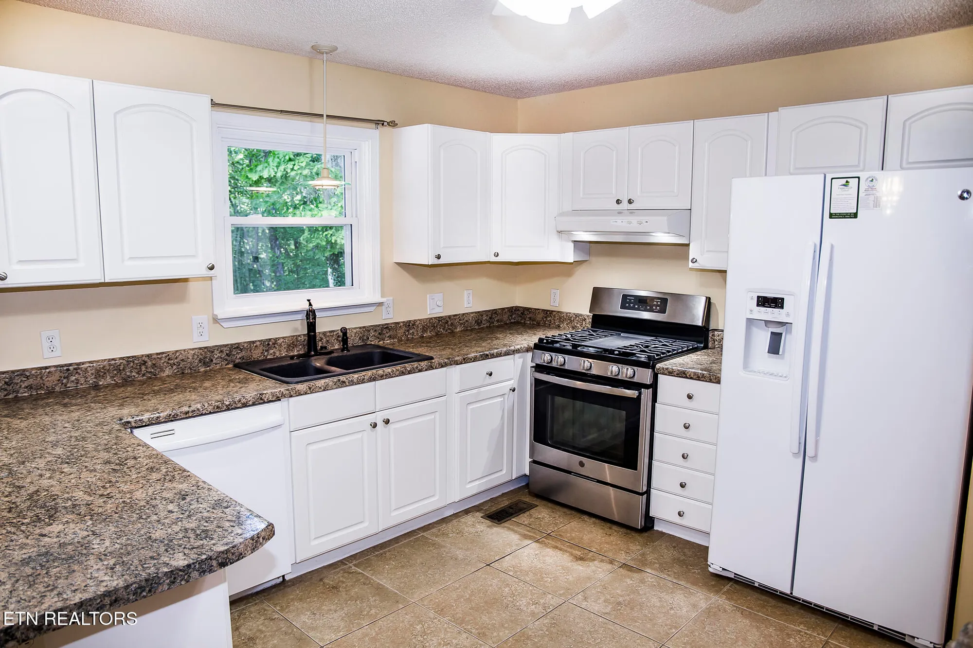 Property Slideshow image 10 of 52 | 247 lakeview dr, Crossville, TN, 38558