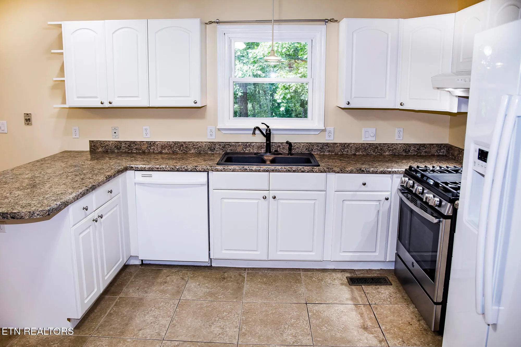 Property Slideshow image 12 of 52 | 247 lakeview dr, Crossville, TN, 38558