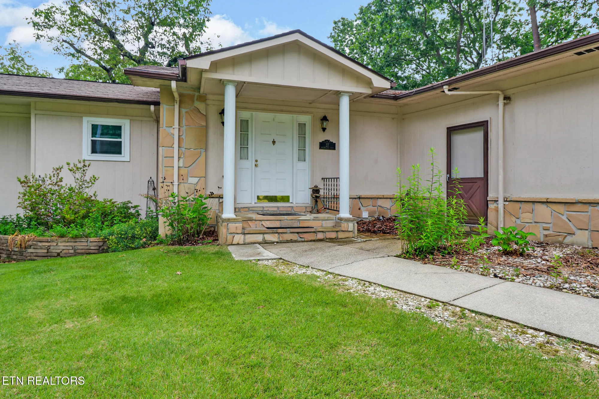 Property Slideshow image 1 of 37 | 27 brambleton ct, Crossville, TN, 38558