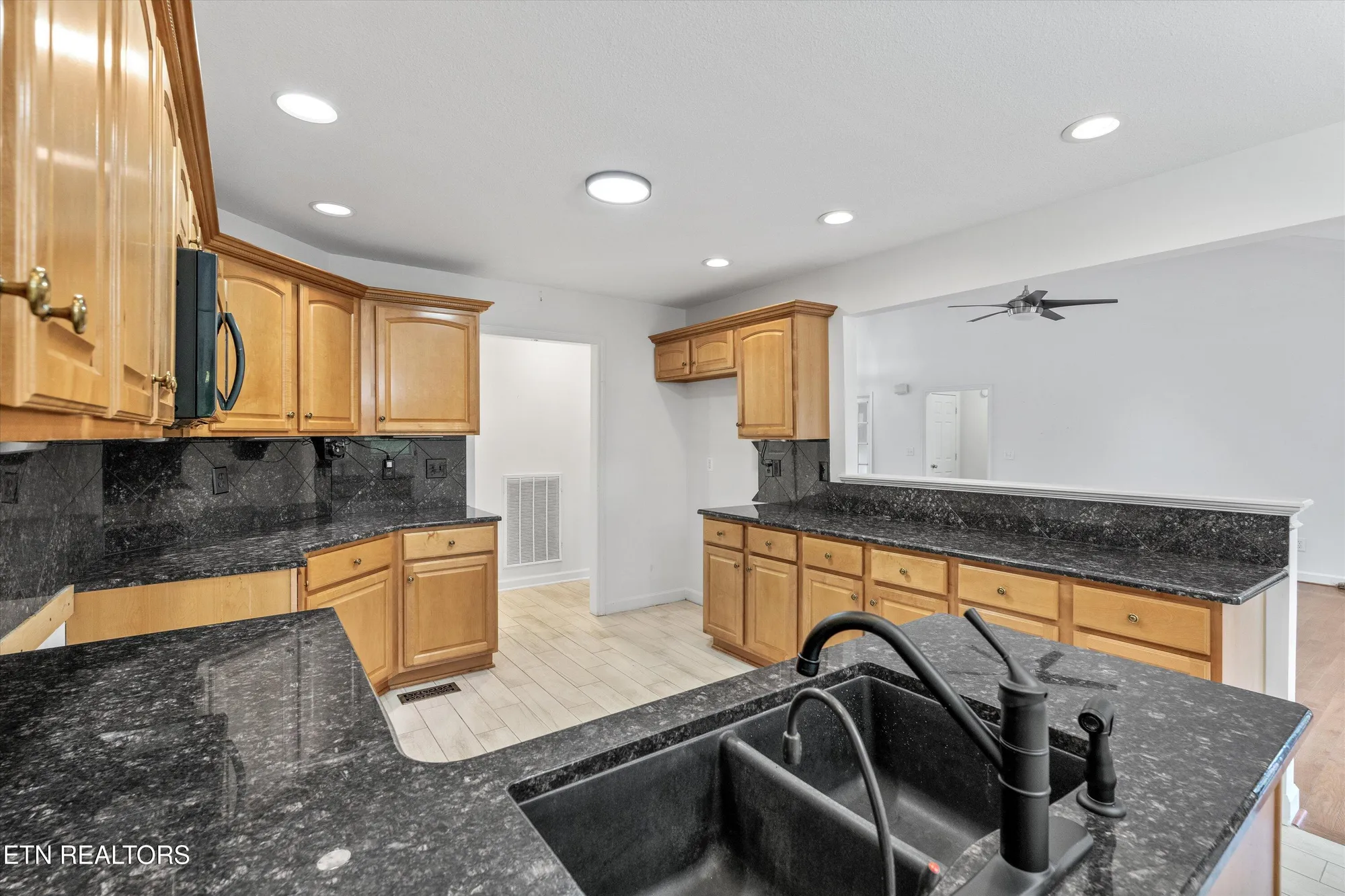 Property Slideshow image 14 of 28 | 140 chuniloti way, Loudon, TN, 37774