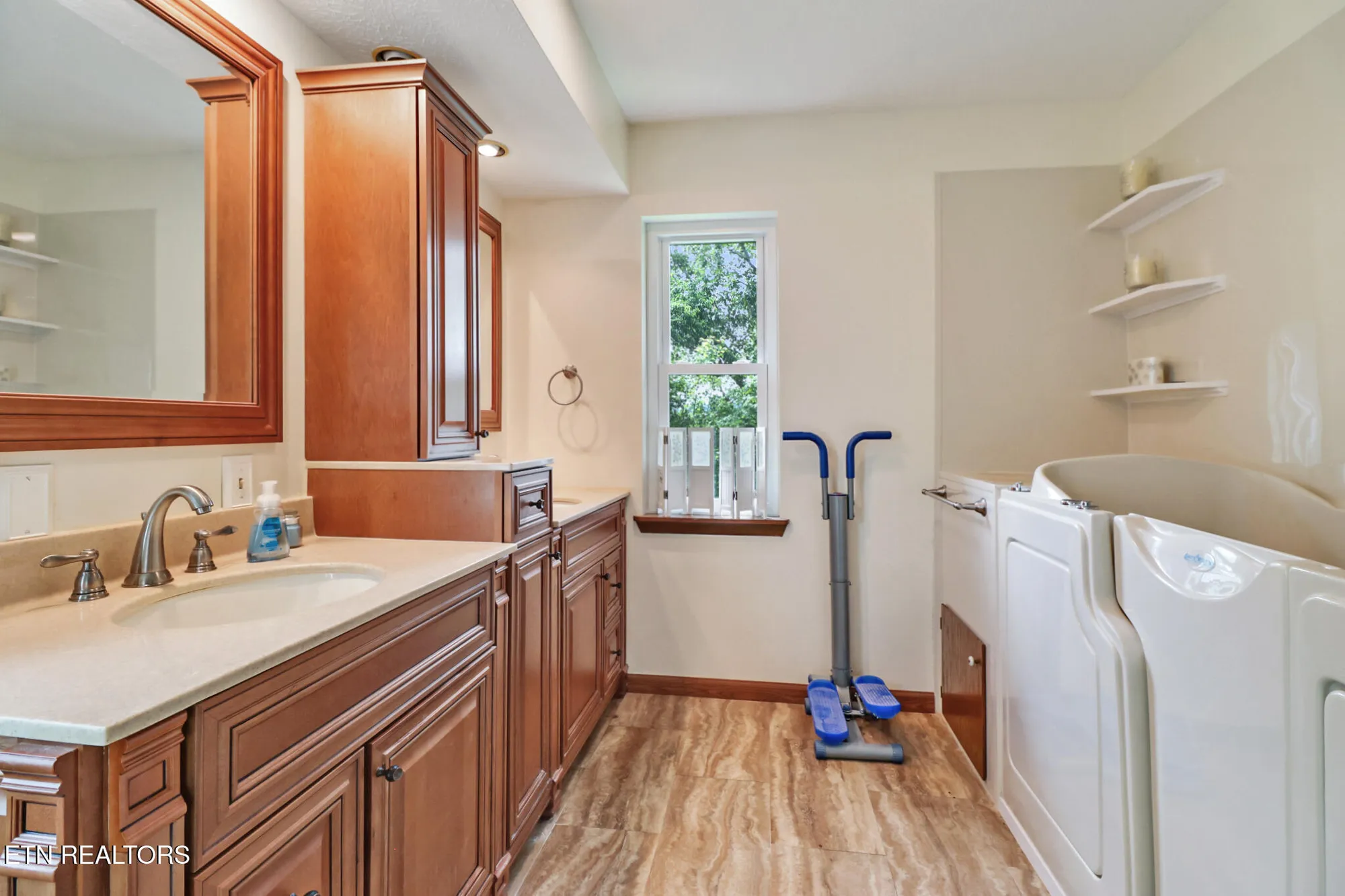 Property Slideshow image 15 of 37 | 27 brambleton ct, Crossville, TN, 38558