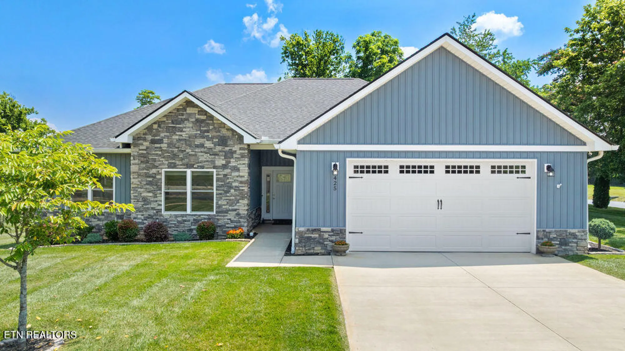 Property Slideshow image 2 of 41 | 425 cheeyo pl, Loudon, TN, 37774