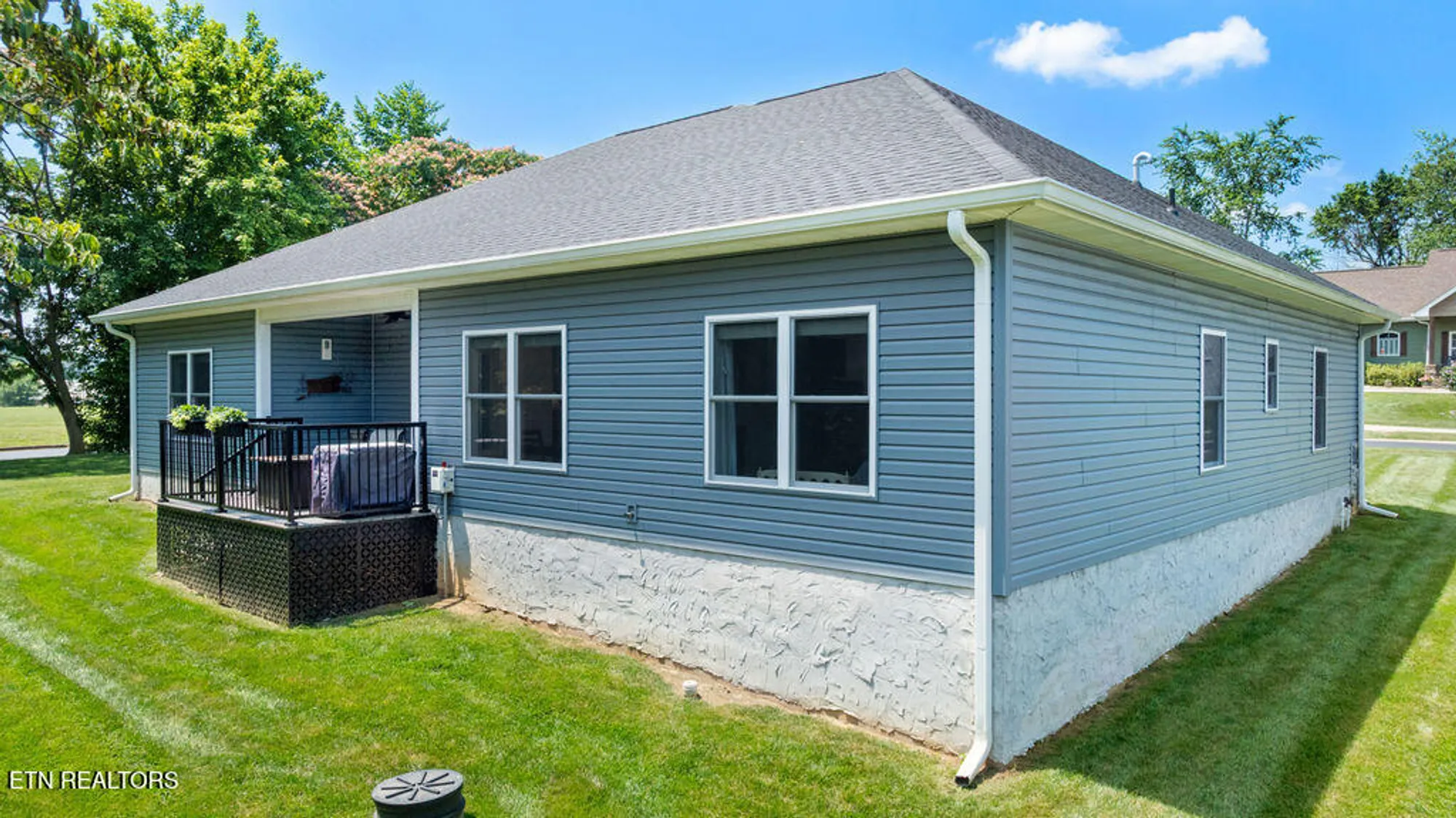 Property Slideshow image 5 of 41 | 425 cheeyo pl, Loudon, TN, 37774