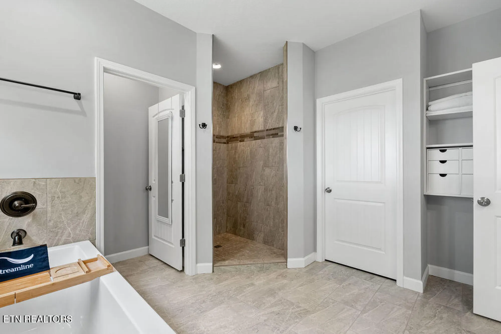 Property Slideshow image 28 of 41 | 425 cheeyo pl, Loudon, TN, 37774