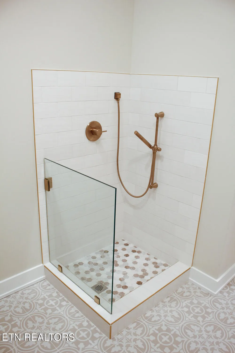 Property Slideshow image 15 of 17 | 127 daksi way, Loudon, TN, 37774