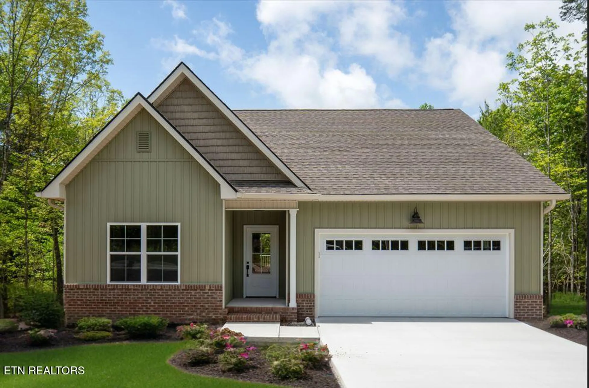 Property Slideshow image 1 of 35 | 120 hawes cir, Crossville, TN, 38558