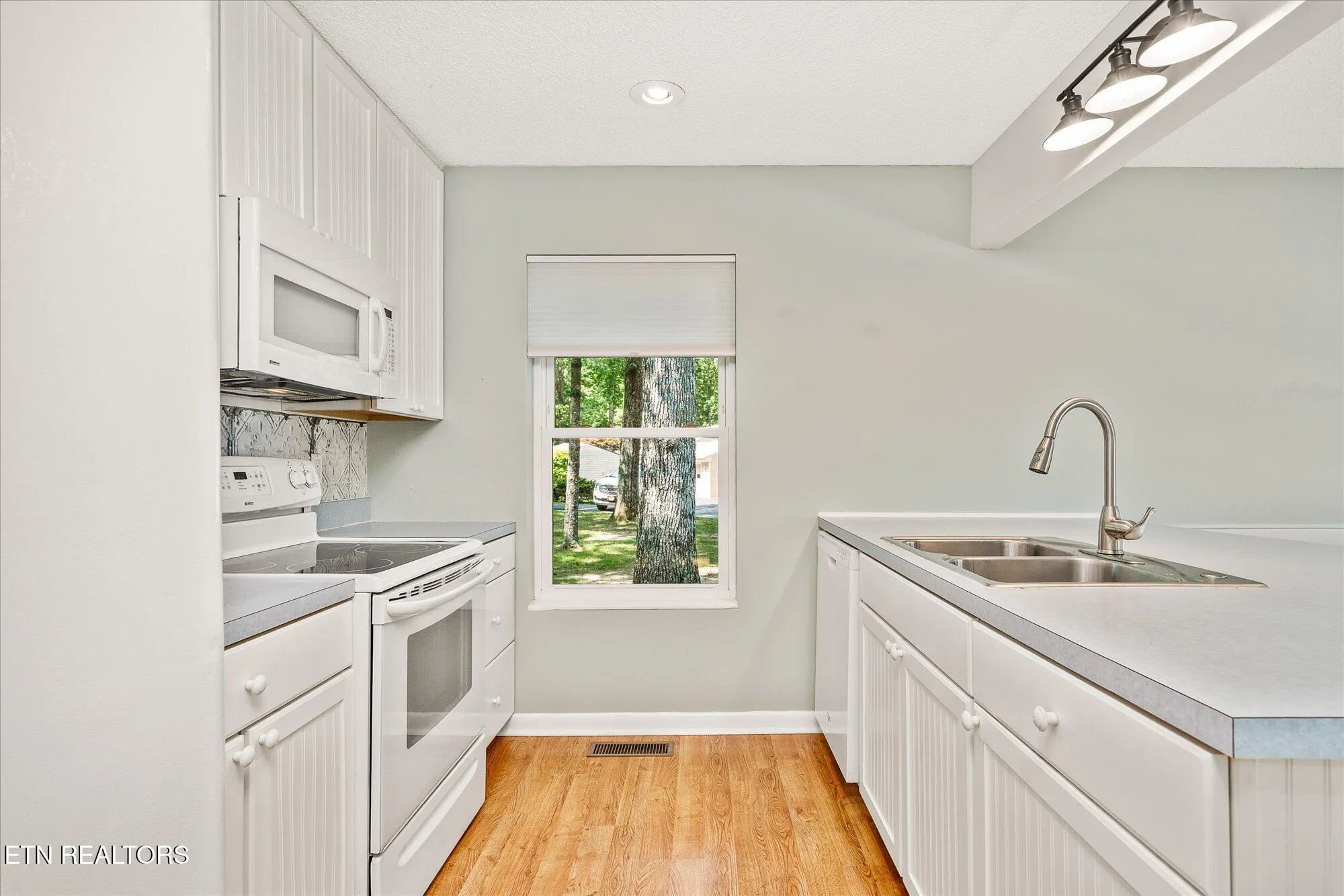 Property Slideshow image 11 of 32 | 4 woodland ct, Crossville, TN, 38558