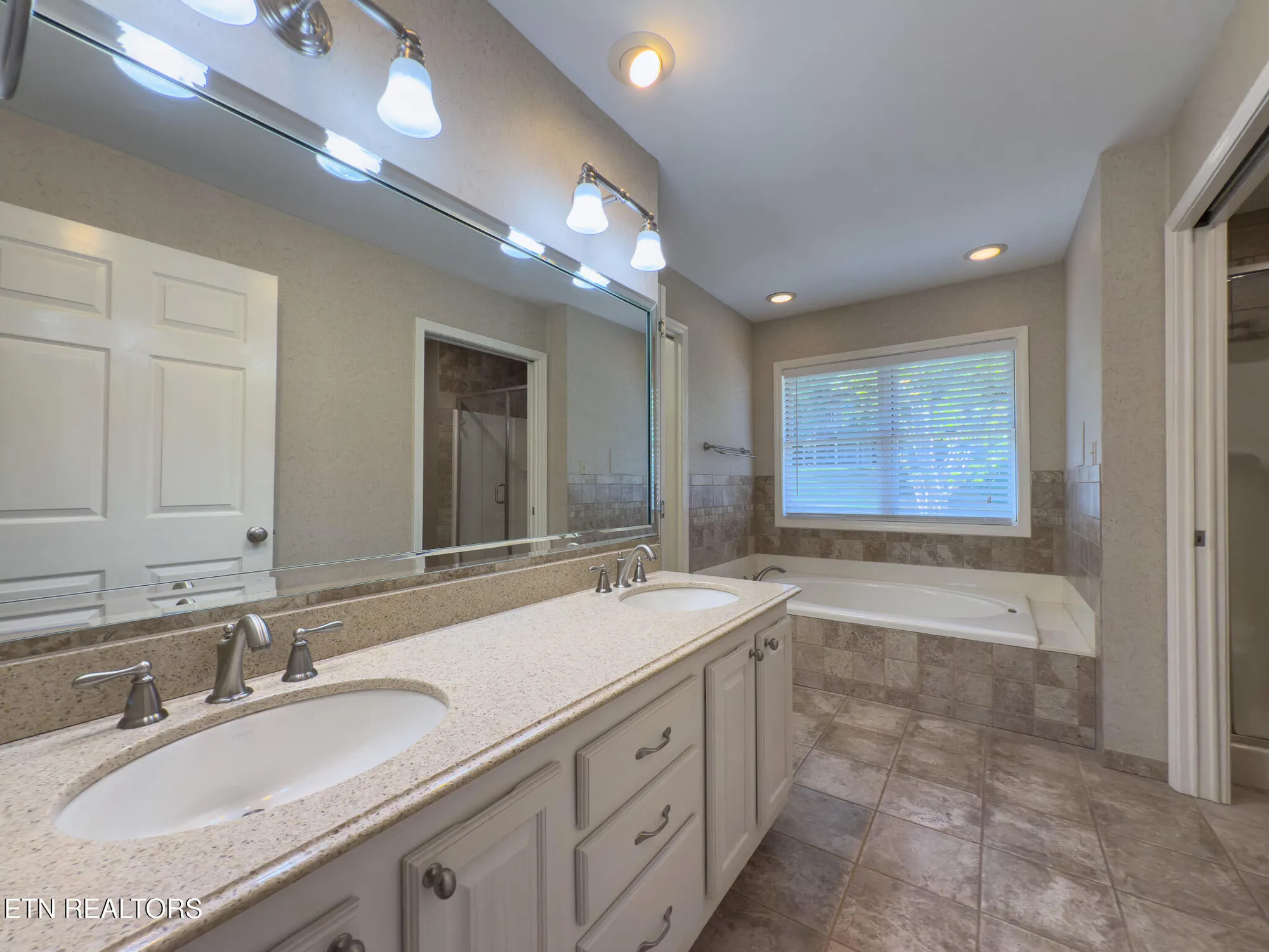 Property Slideshow image 14 of 35 | 207 chota hills ln, Loudon, TN, 37774