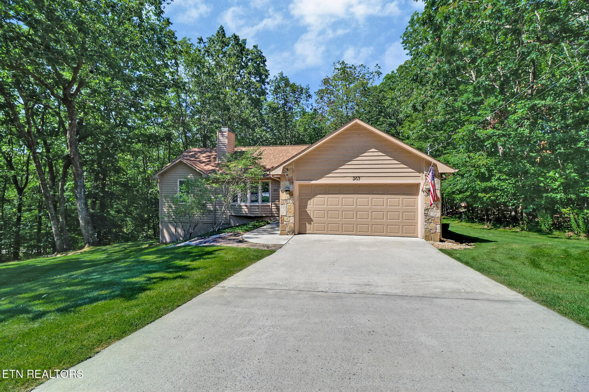 Property Slideshow image 1 of 54 | 207 overlook ln, Crossville, TN, 38558