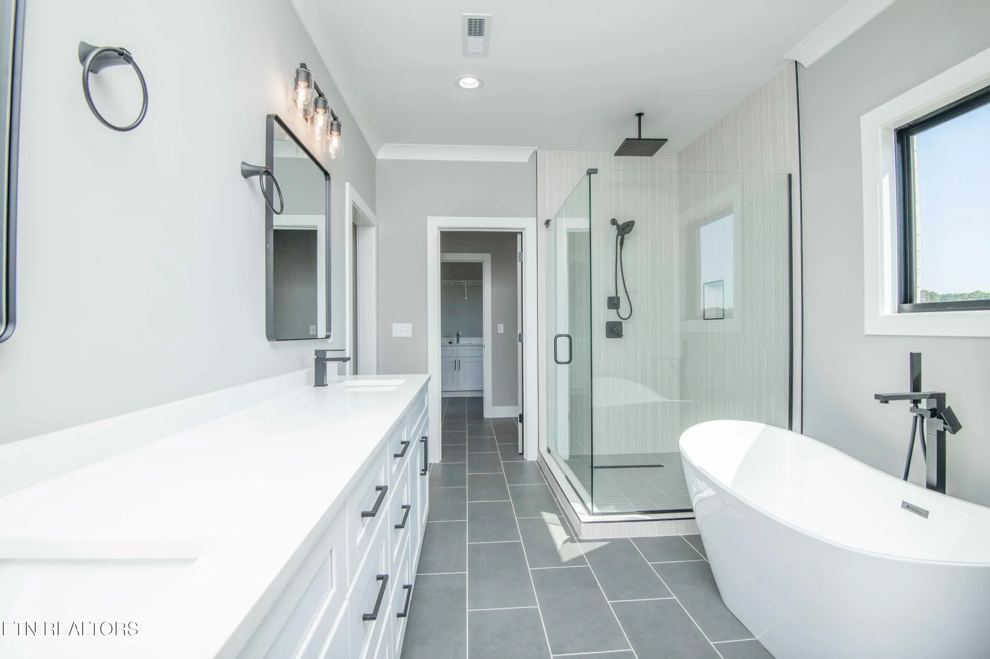 Property Slideshow image 18 of 39 | 256 watercrest dr, Vonore, TN, 37885