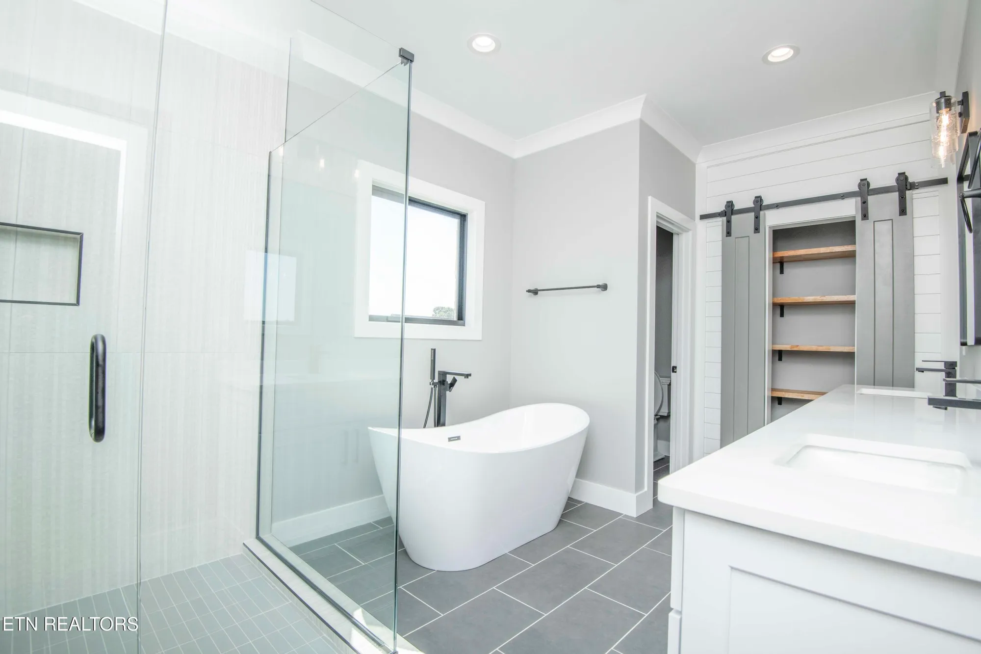 Property Slideshow image 17 of 39 | 256 watercrest dr, Vonore, TN, 37885