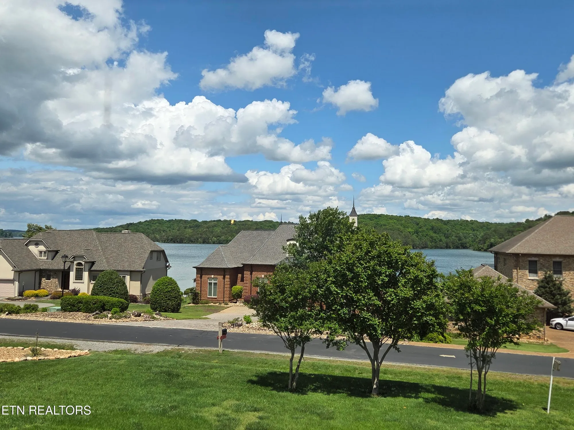 Property Slideshow image 3 of 49 | 309 chuniloti cir, Loudon, TN, 37774