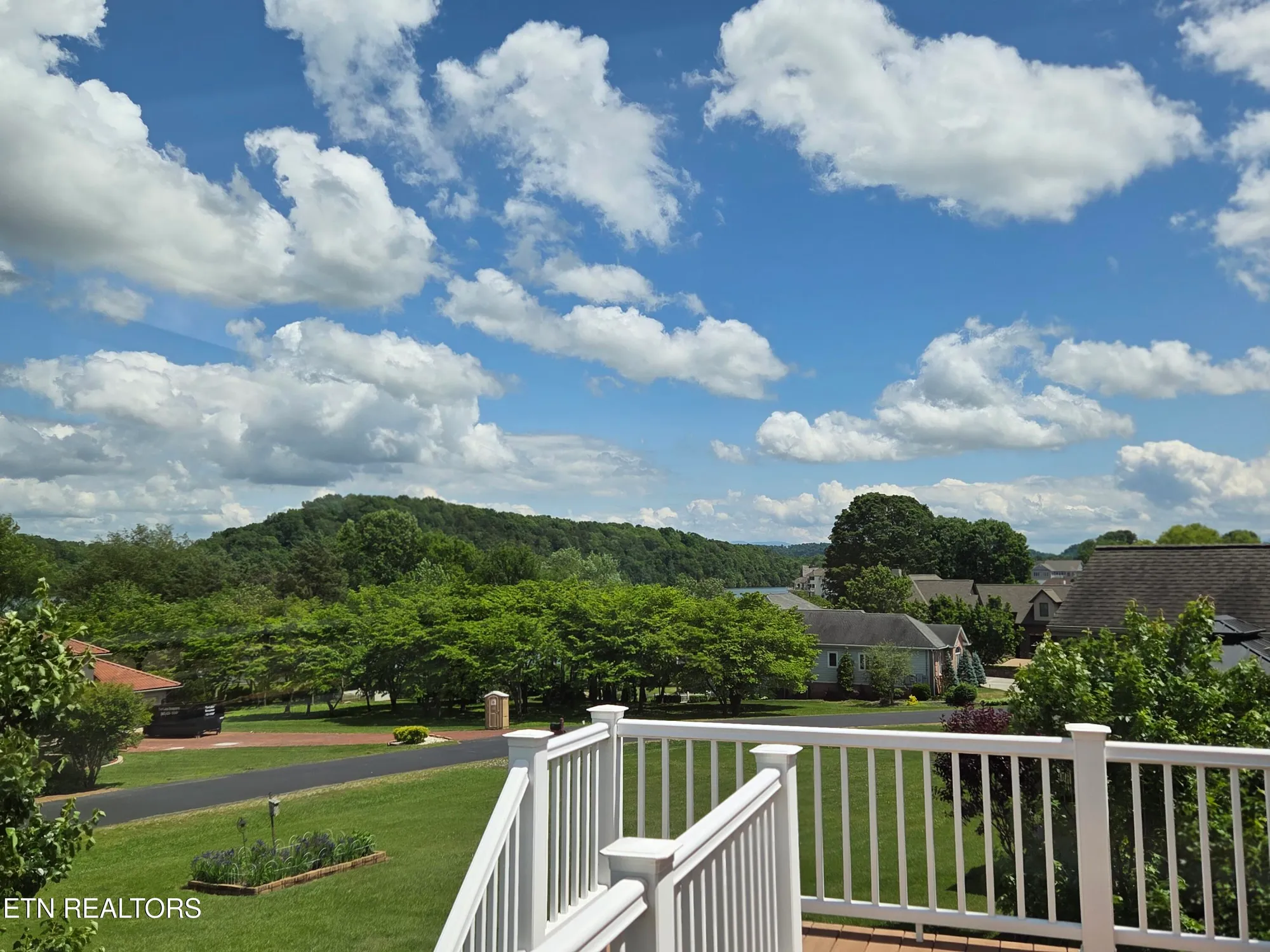 Property Slideshow image 6 of 49 | 309 chuniloti cir, Loudon, TN, 37774