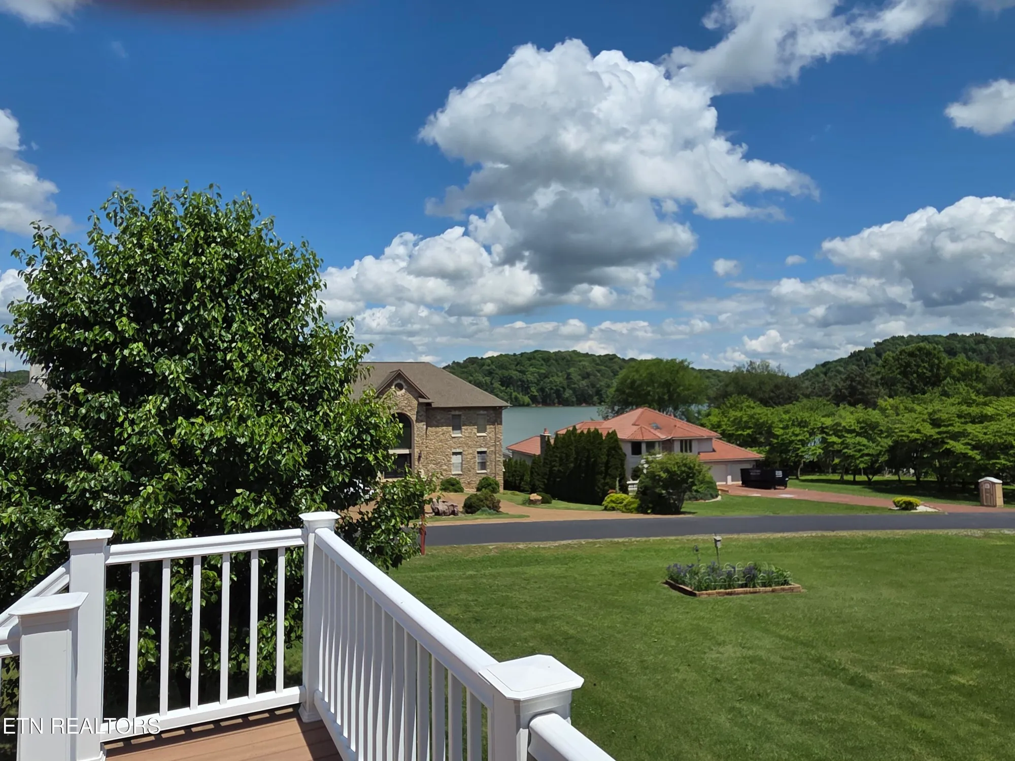 Property Slideshow image 5 of 49 | 309 chuniloti cir, Loudon, TN, 37774
