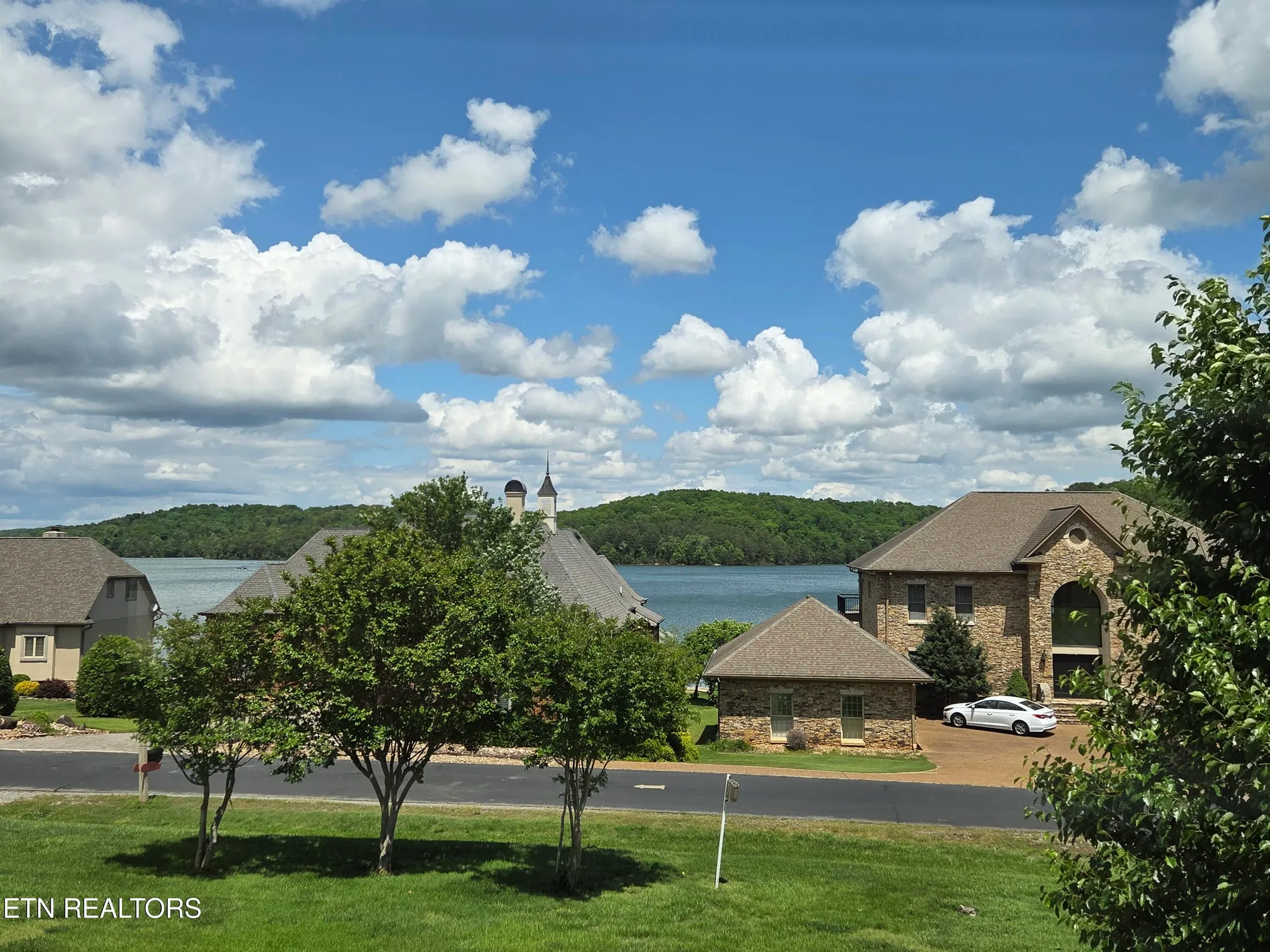 Property Slideshow image 4 of 49 | 309 chuniloti cir, Loudon, TN, 37774