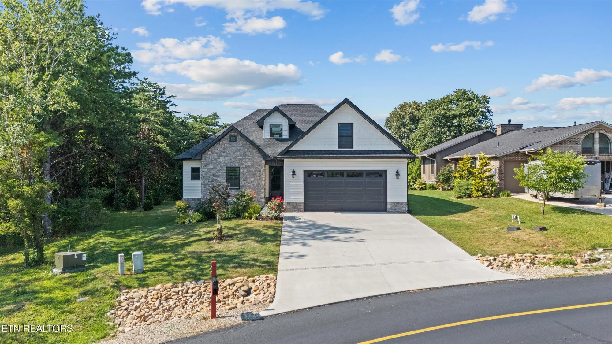 Property Slideshow image 2 of 38 | 126 elokwa way, Loudon, TN, 37774