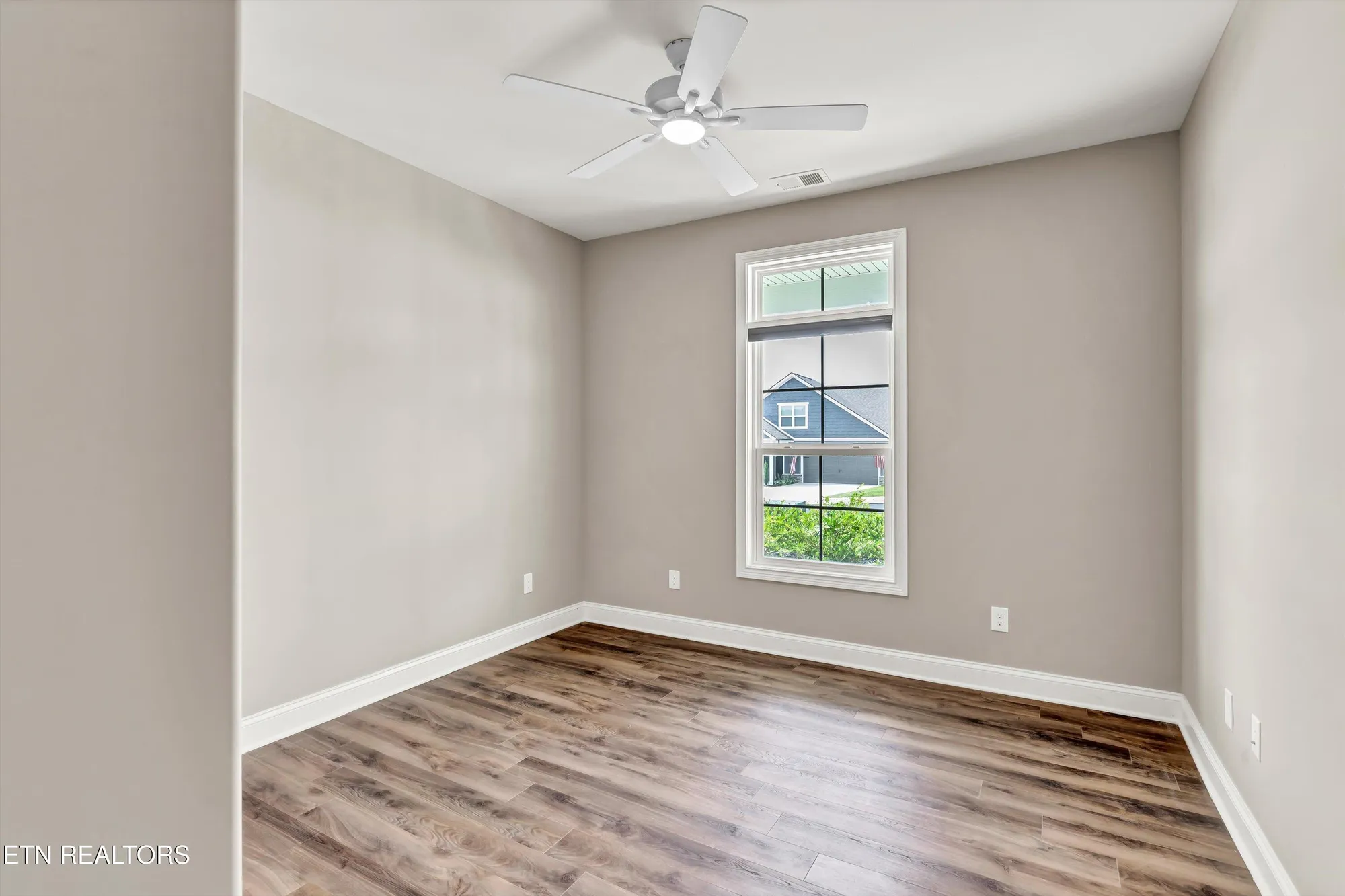 Property Slideshow image 9 of 55 | 403 sycamore pl, Loudon, TN, 37774