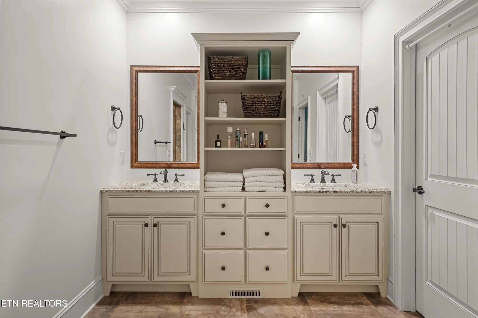 Property Slideshow image 25 of 38 | 10 inwood dr, Crossville, TN, 38558