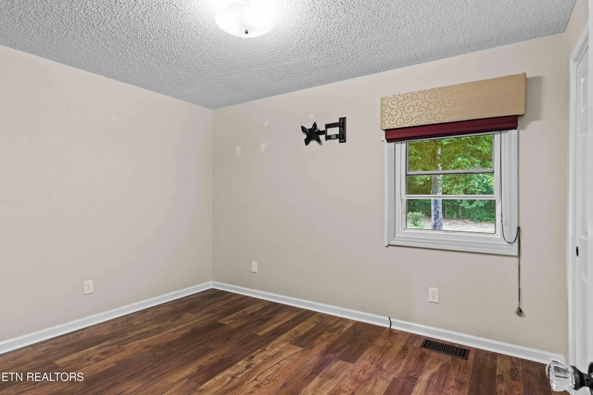 Property Slideshow image 20 of 33 | 121 yona way, Loudon, TN, 37774