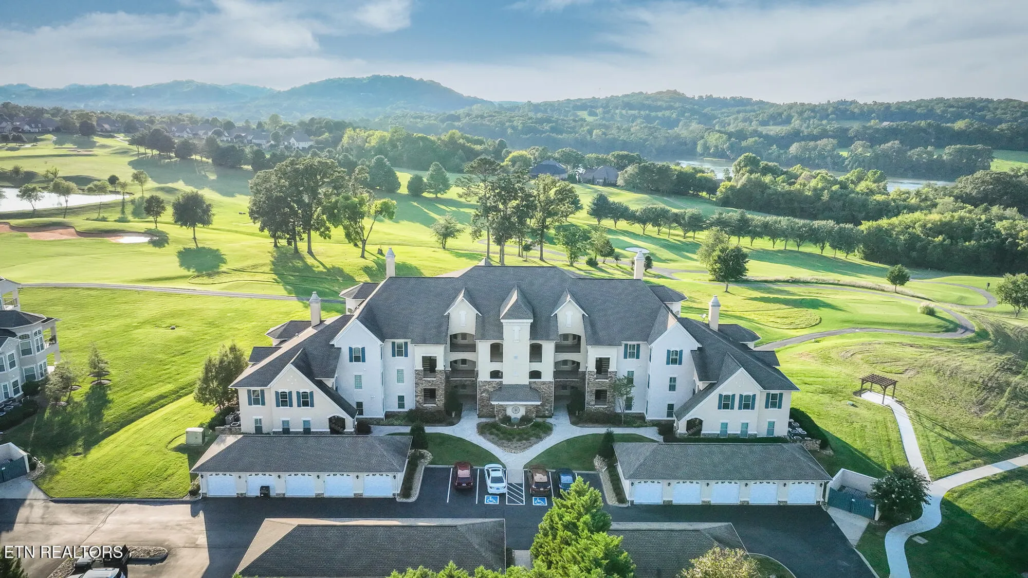 Property Slideshow image 5 of 35 | 565 rarity bay pkwy apt 102, Vonore, TN, 37885