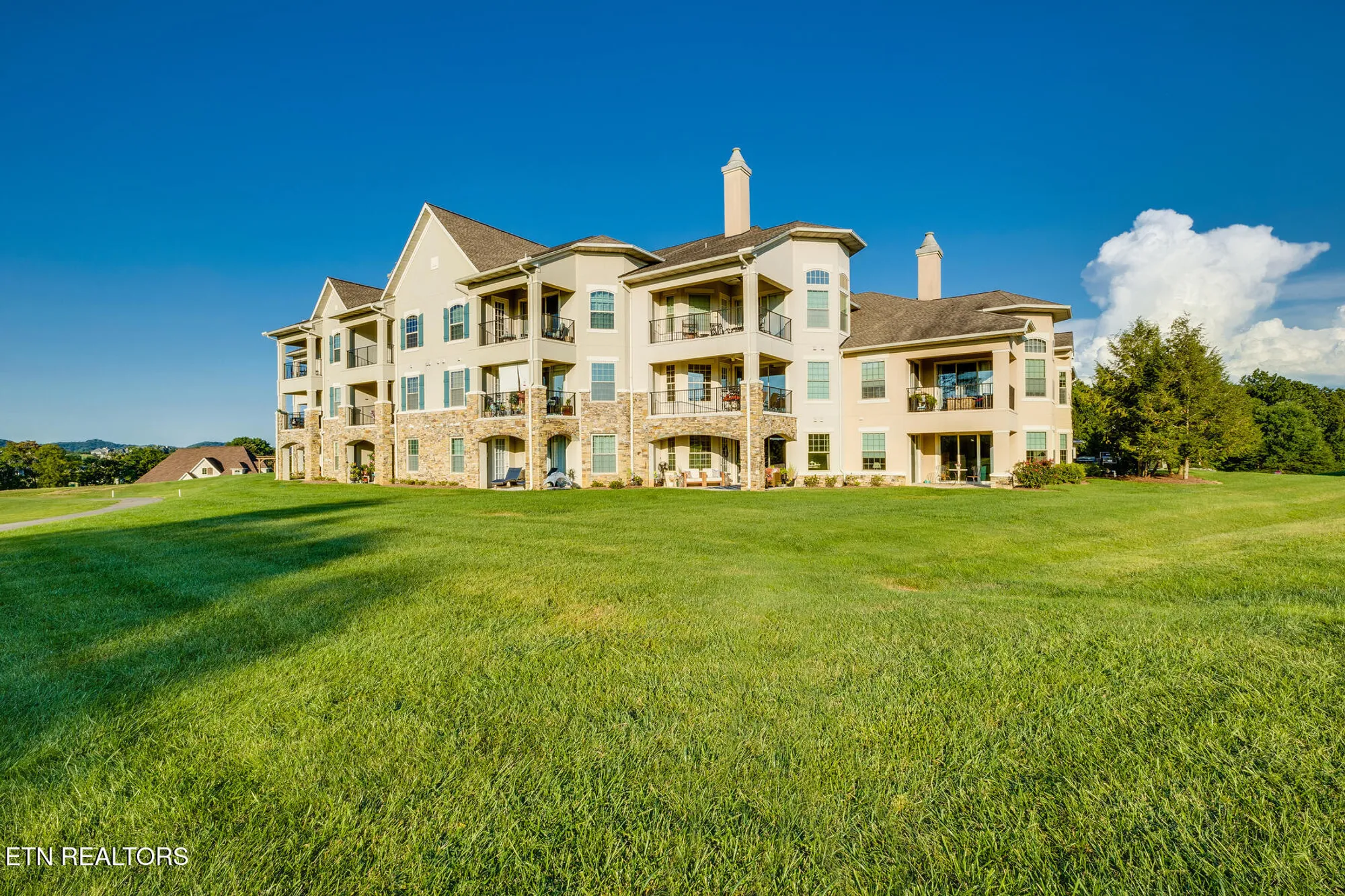 Property Slideshow image 25 of 35 | 565 rarity bay pkwy apt 102, Vonore, TN, 37885