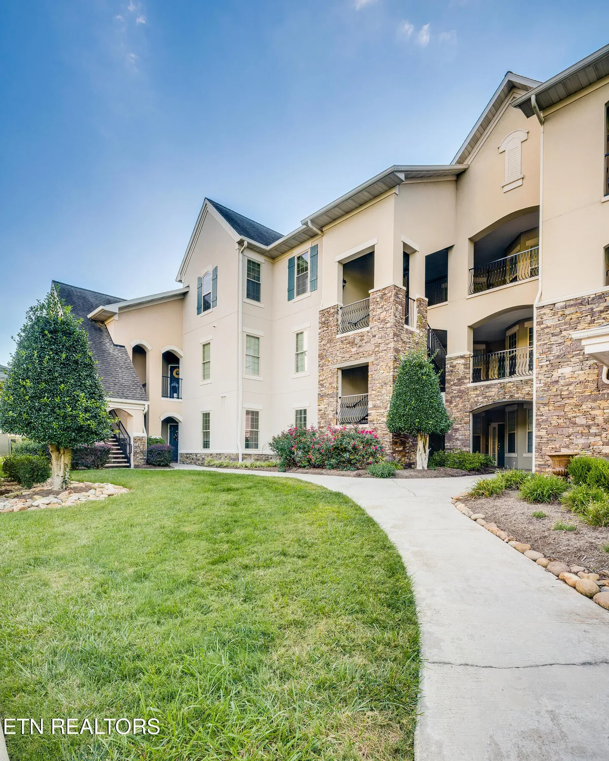 Property Slideshow image 7 of 35 | 565 rarity bay pkwy apt 102, Vonore, TN, 37885