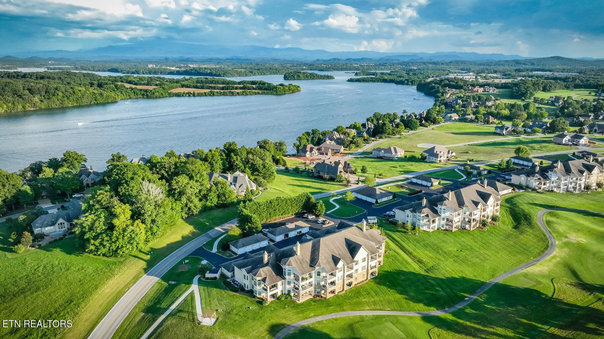 Property Slideshow image 4 of 35 | 565 rarity bay pkwy apt 102, Vonore, TN, 37885