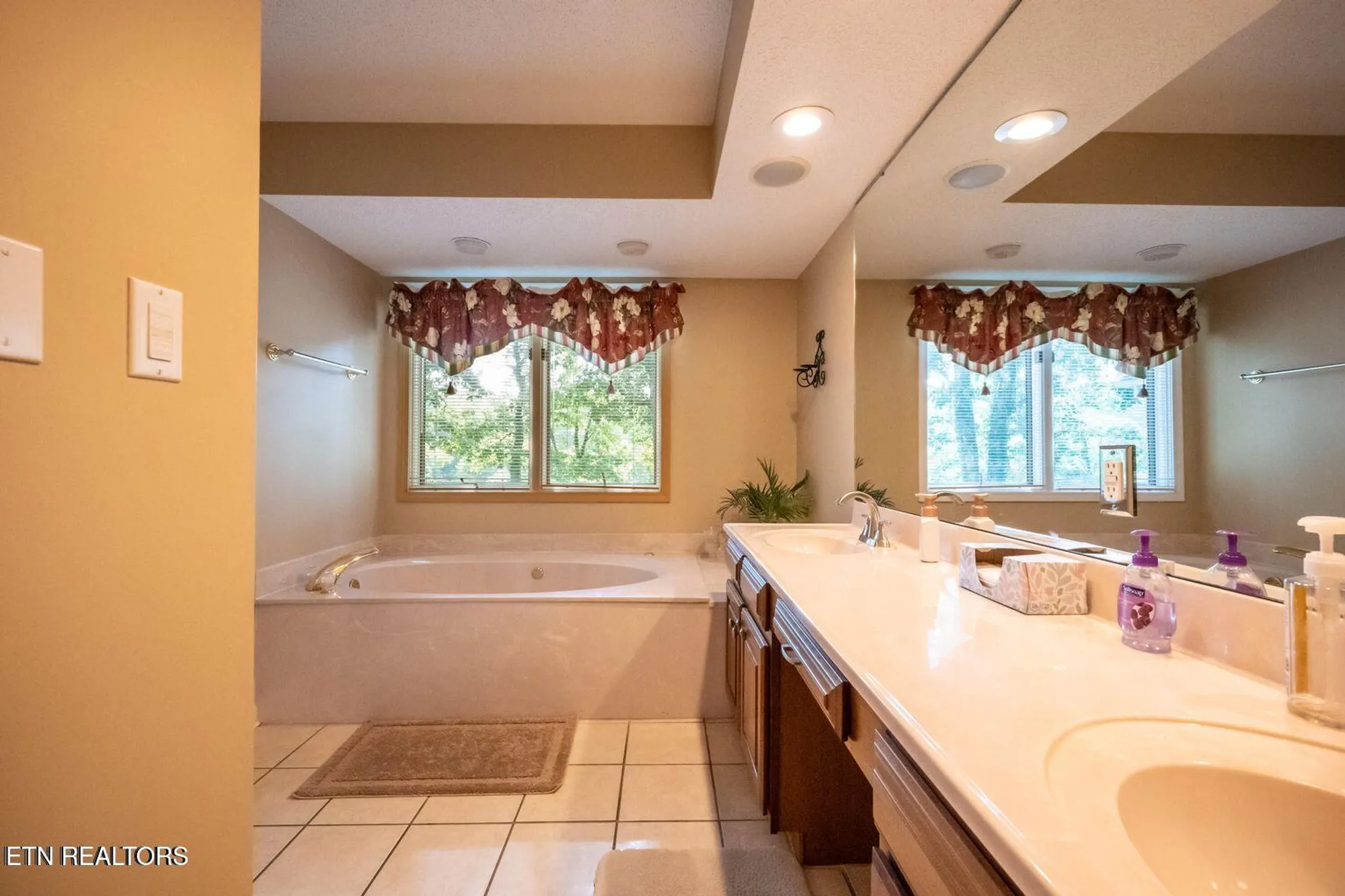 Property Slideshow image 17 of 29 | 180 oonoga way, Loudon, TN, 37774