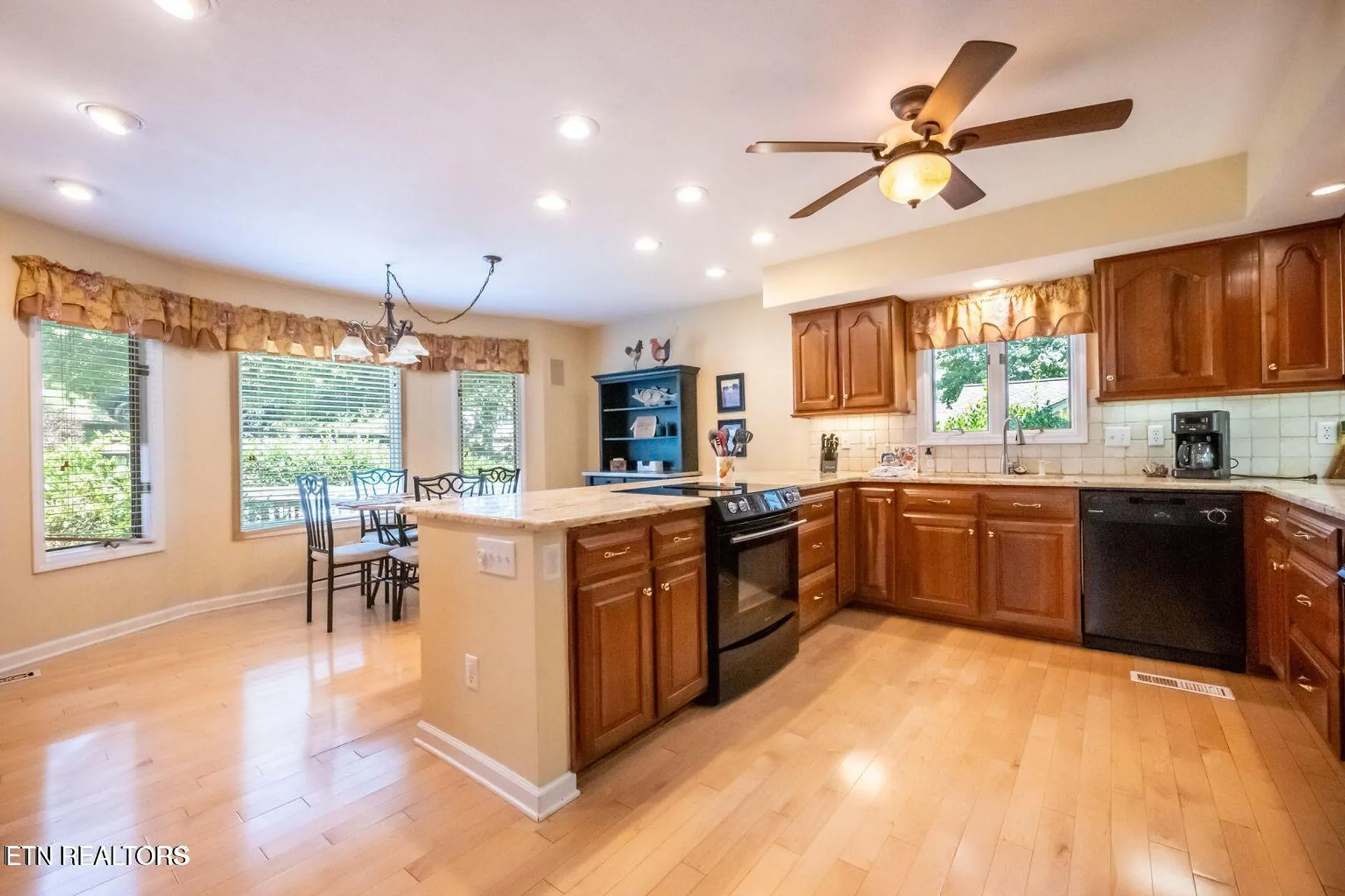 Property Slideshow image 11 of 29 | 180 oonoga way, Loudon, TN, 37774