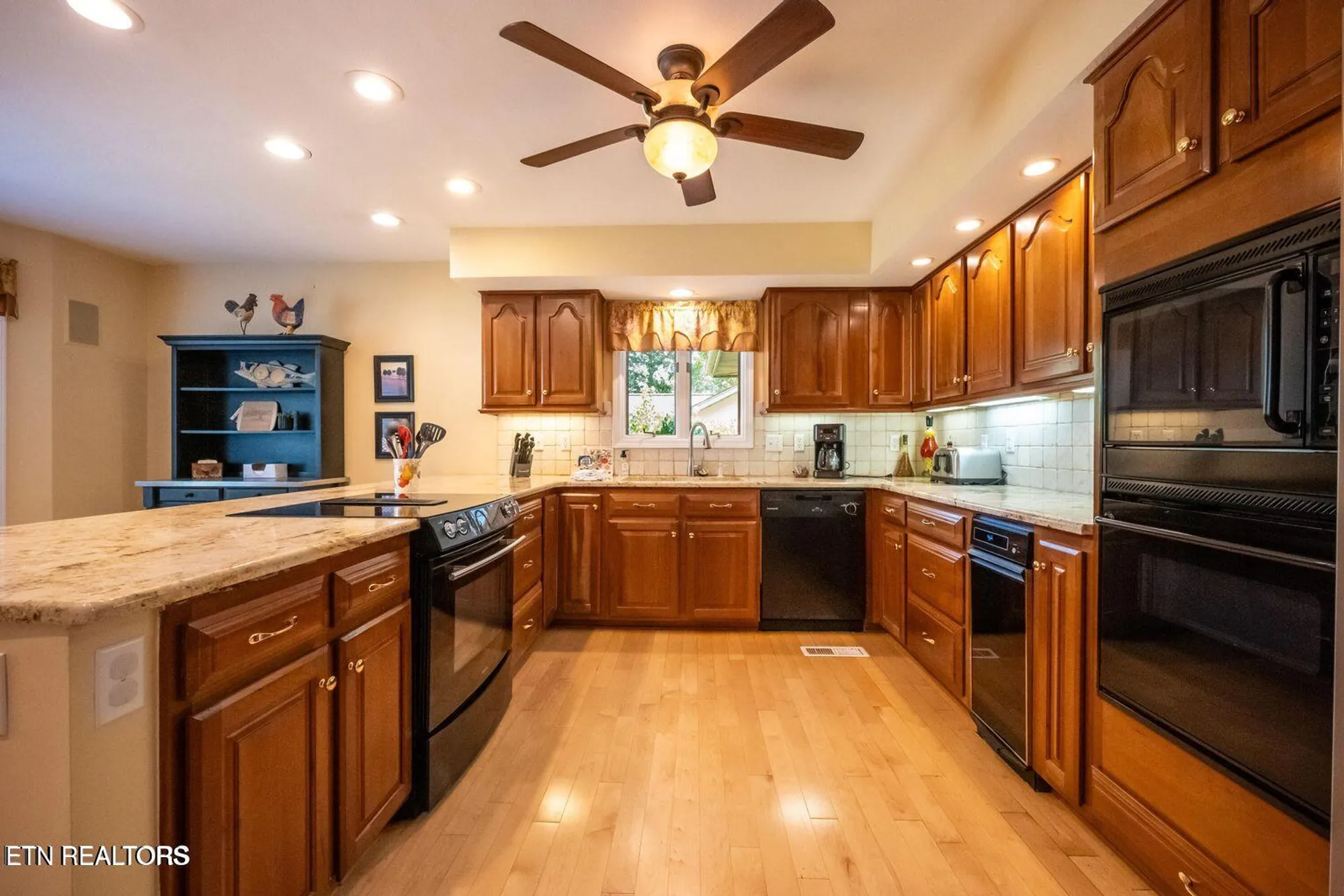 Property Slideshow image 12 of 29 | 180 oonoga way, Loudon, TN, 37774