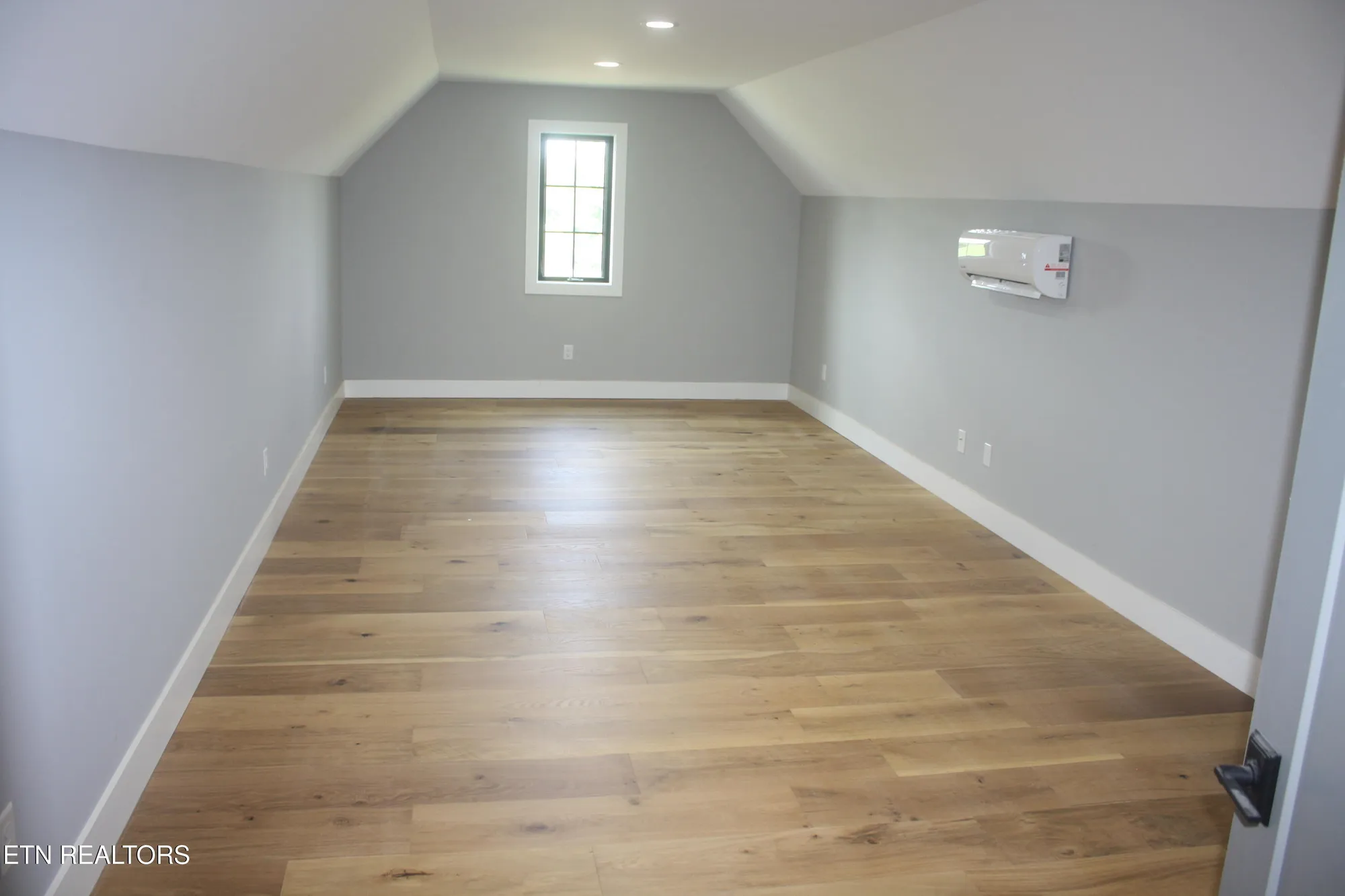 Property Slideshow image 31 of 39 | 256 watercrest dr, Vonore, TN, 37885