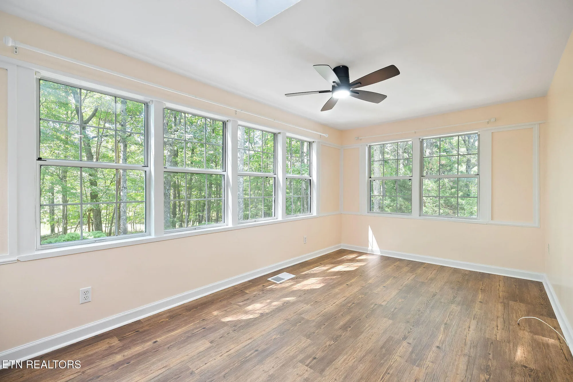 Property Slideshow image 15 of 49 | 334 lakeview dr, Crossville, TN, 38558