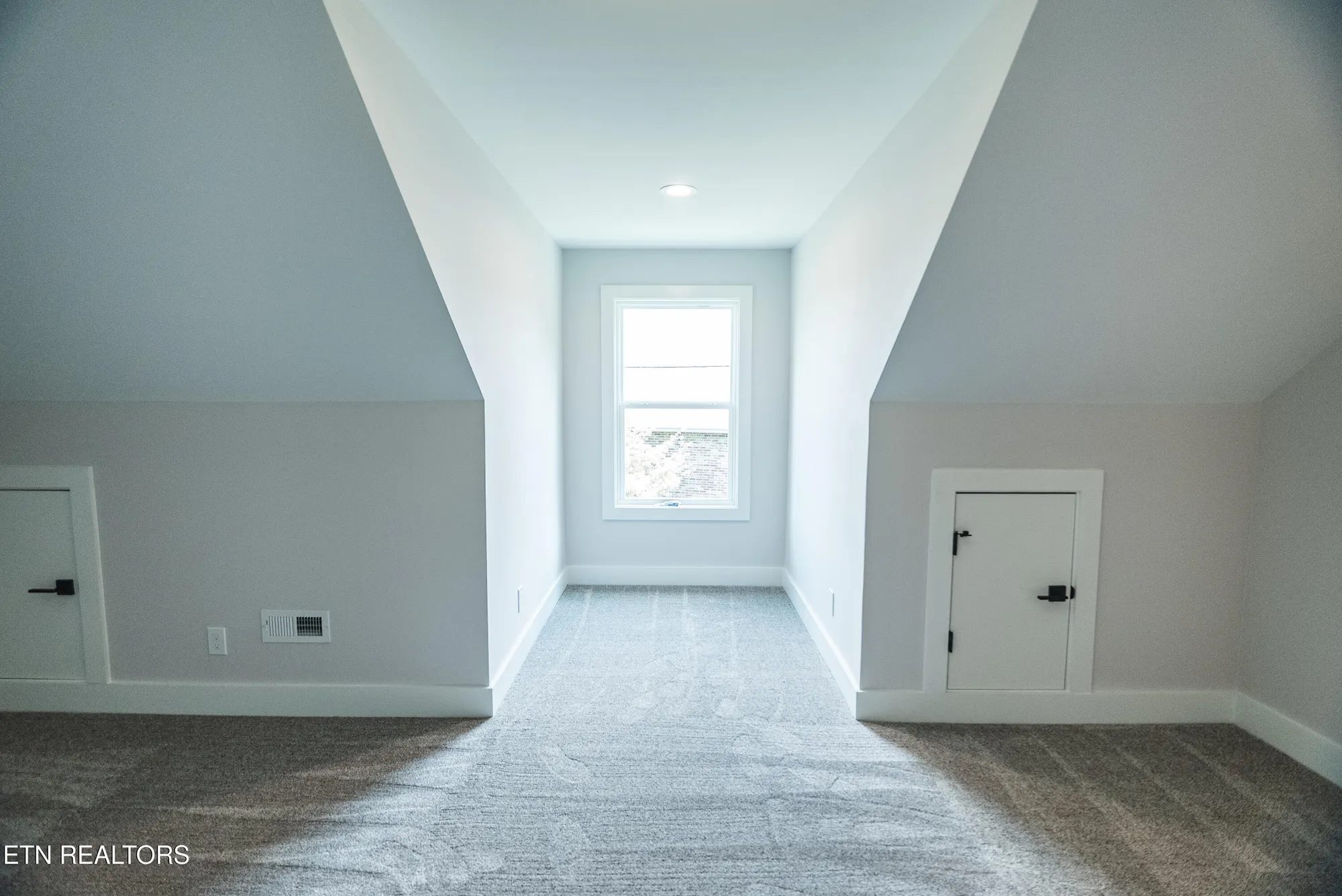 Property Slideshow image 32 of 50 | 216 tooweka ln, Loudon, TN, 37774