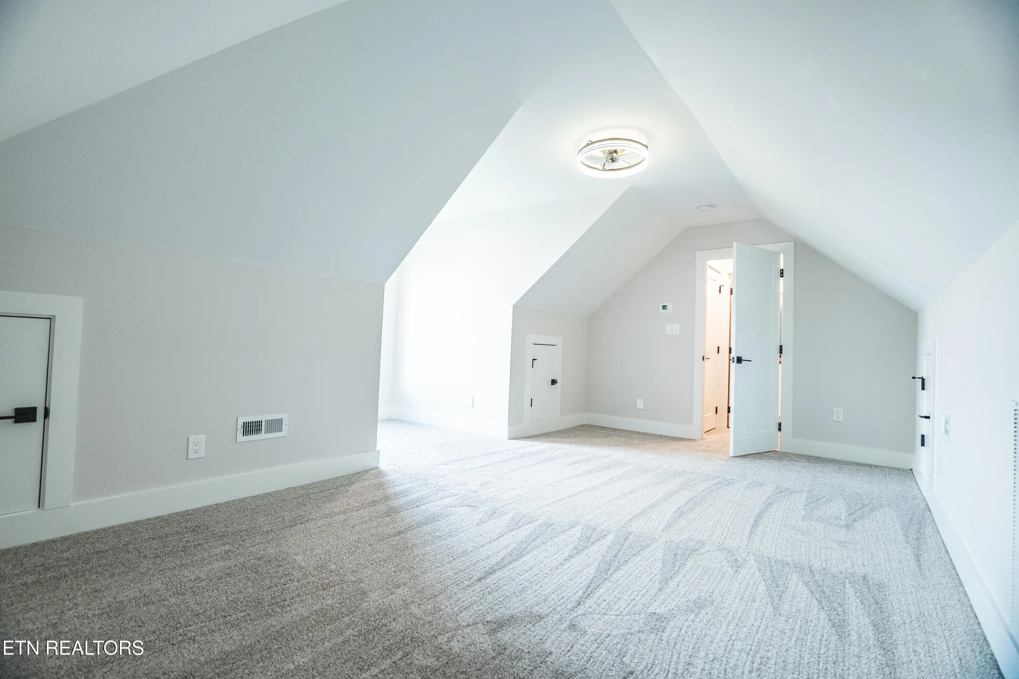 Property Slideshow image 33 of 50 | 216 tooweka ln, Loudon, TN, 37774