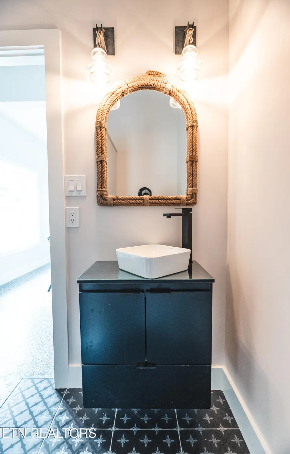 Property Slideshow image 38 of 50 | 216 tooweka ln, Loudon, TN, 37774