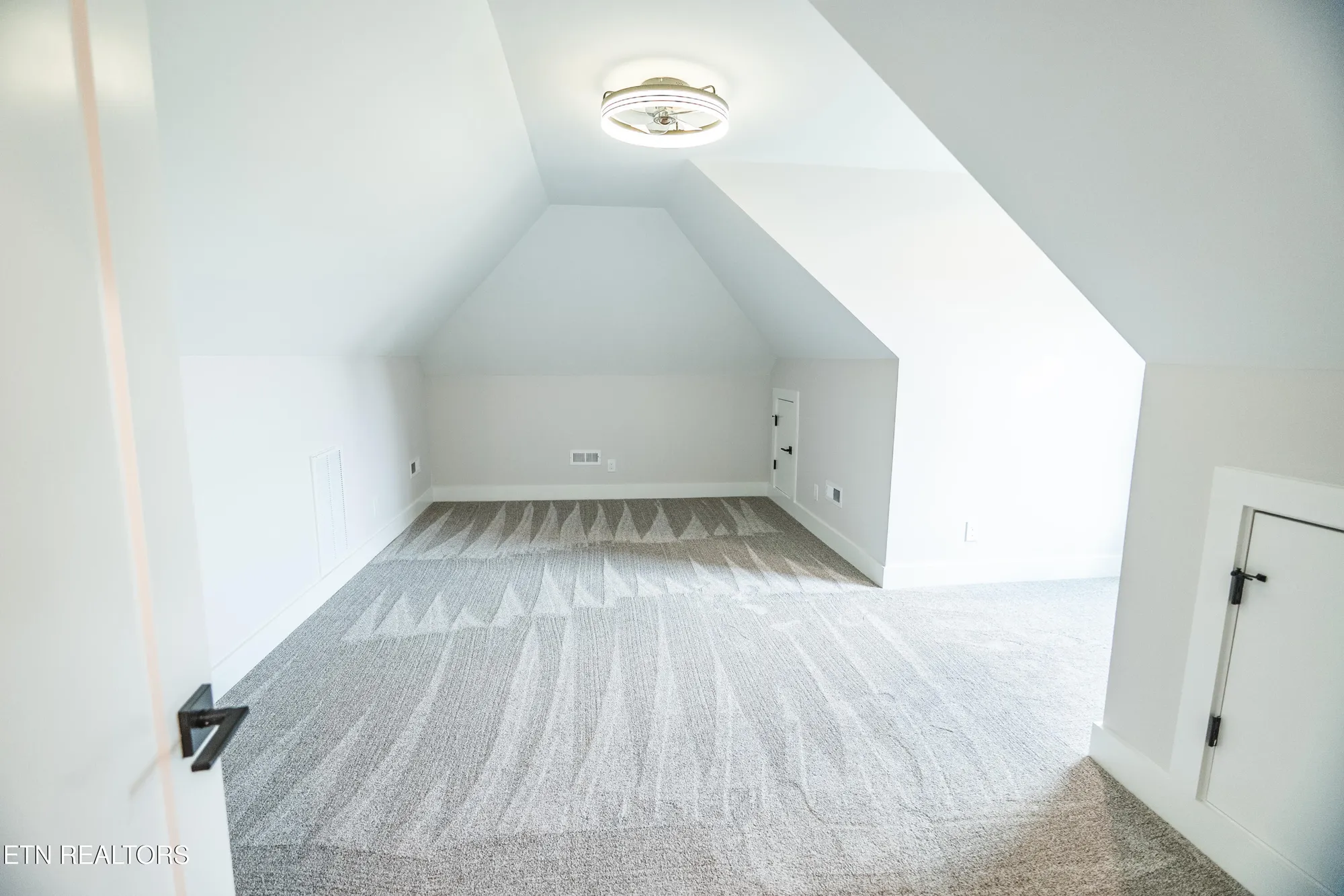 Property Slideshow image 31 of 50 | 216 tooweka ln, Loudon, TN, 37774