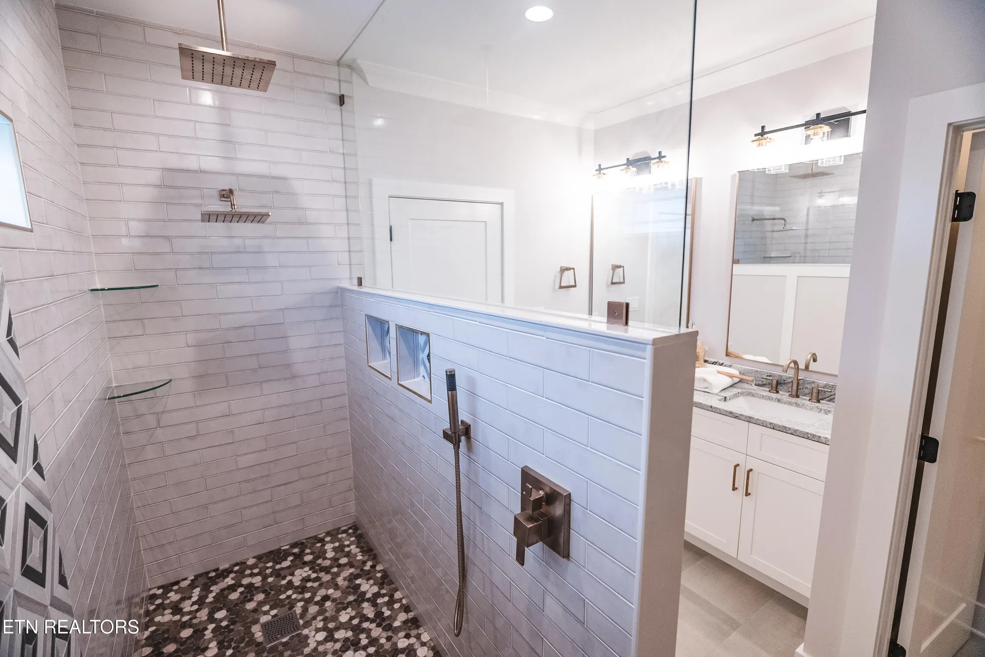 Property Slideshow image 17 of 50 | 216 tooweka ln, Loudon, TN, 37774