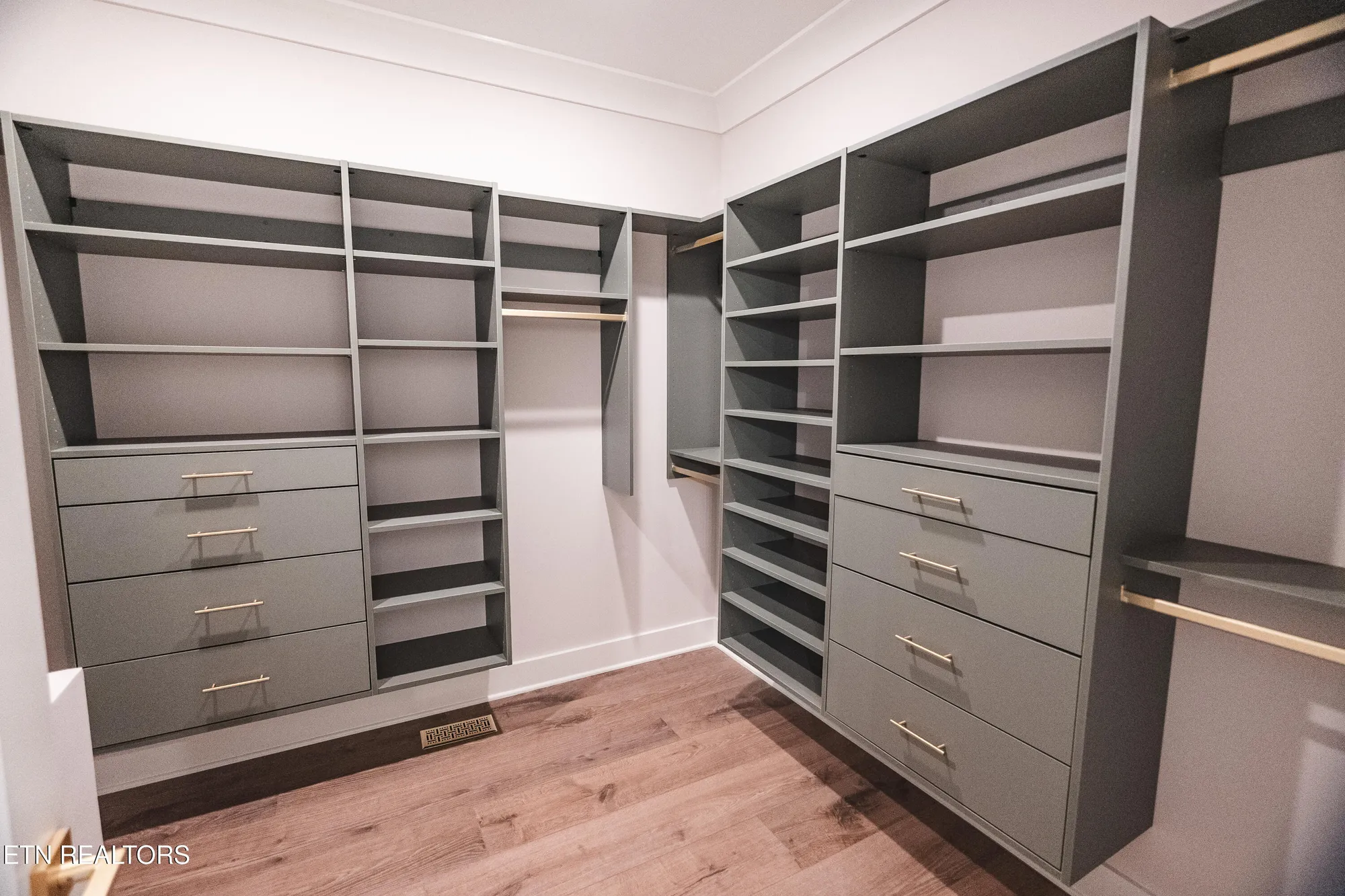 Property Slideshow image 21 of 50 | 216 tooweka ln, Loudon, TN, 37774