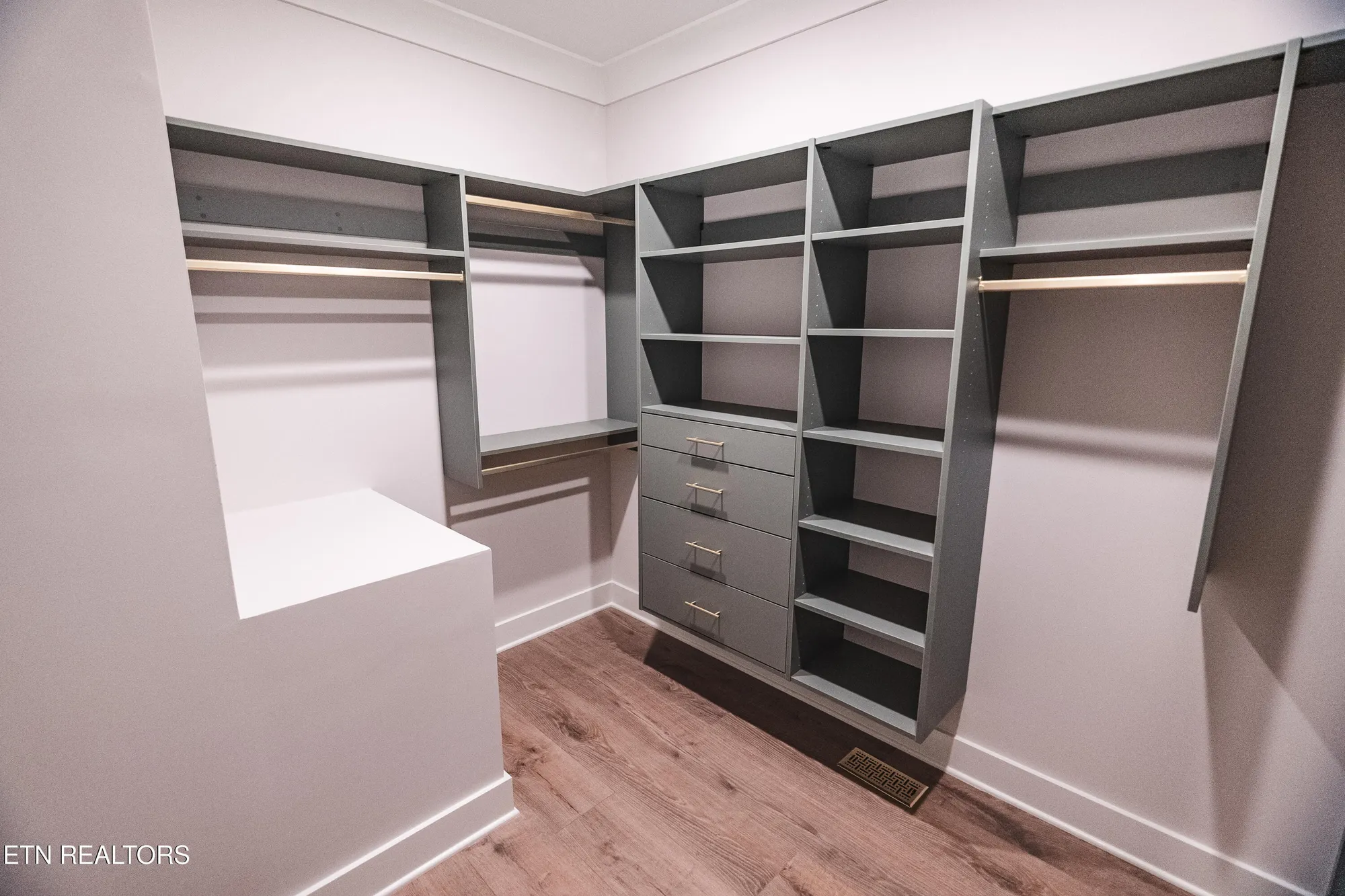 Property Slideshow image 22 of 50 | 216 tooweka ln, Loudon, TN, 37774