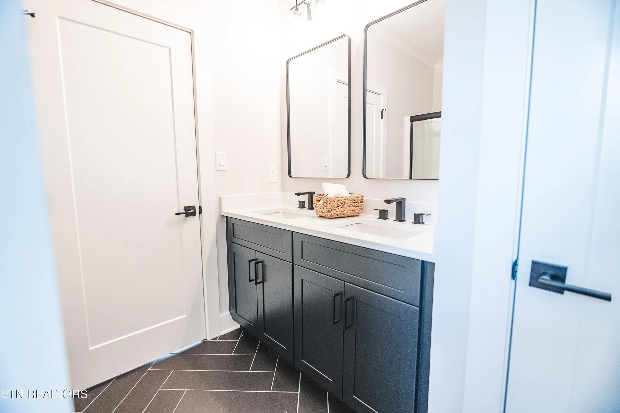 Property Slideshow image 27 of 50 | 216 tooweka ln, Loudon, TN, 37774