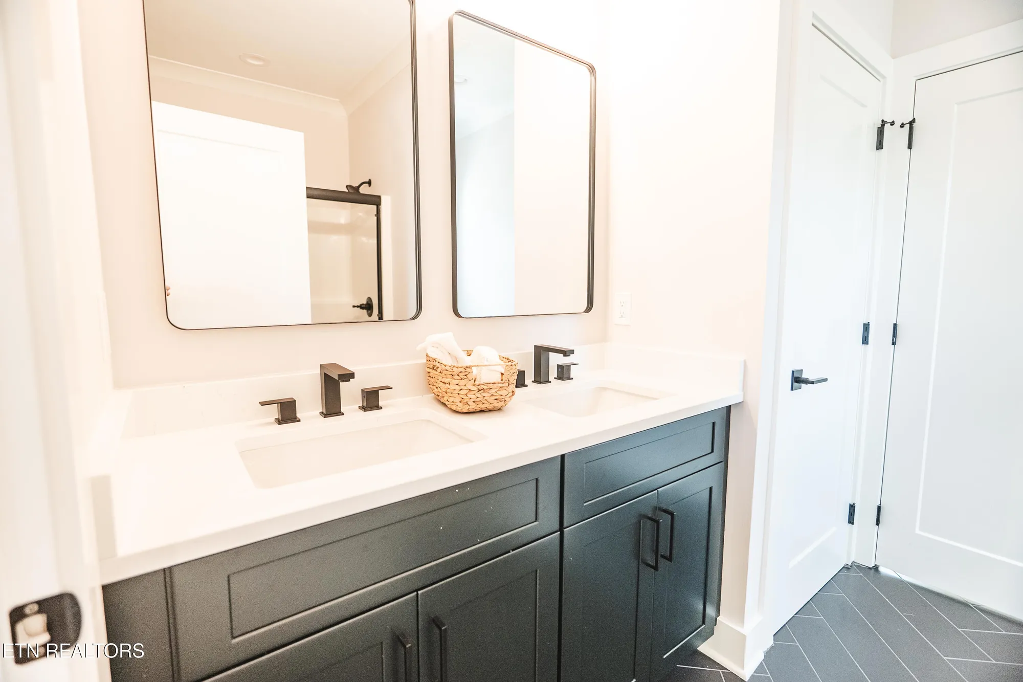 Property Slideshow image 25 of 50 | 216 tooweka ln, Loudon, TN, 37774